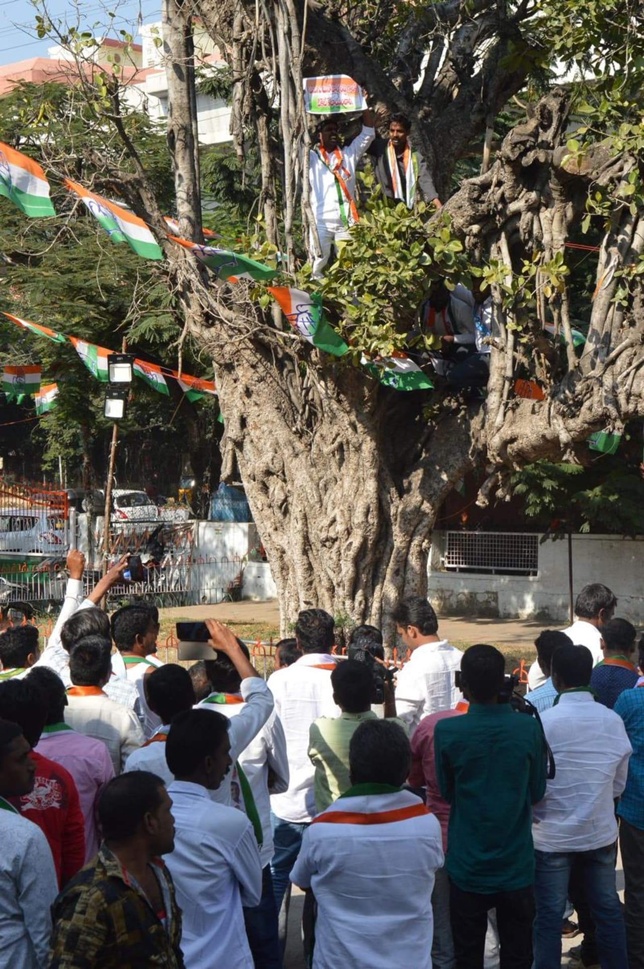 గాంధీభవన్, టిజెఎస్ కార్యాలయాల వద్ద నిరసనలు గాంధీభవన్, టిజెఎస్ కార్యాలయాల వద్ద నిరసనలు