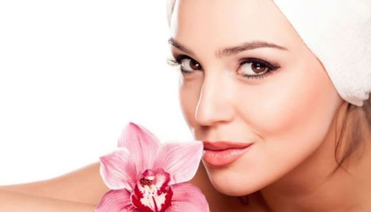 ఆయుర్వేదంలో ఓ అద్భుతమైన ప్రక్రియ పువ్వులతో చేసే చికిత్స. కొన్నిరకాల ఔషధ లక్షణాలున్న పూలతో అనేక రకాల వ్యాధులకు చికిత్స చేయవచ్చు. అంతేకాదు ఆయుర్వేదం కేవలం మనుషులకే కాదు ప్రకృతిలోని అన్ని జీవజాతులమీద సానుభూతి, దయ చూపిస్తుంది. అందుకే మొక్కలనుంచి సేకరించి పువ్వులు, పండ్లతో చికిత్స చేయడం దీనికి ఉత్తమ మార్గంగా చెబుతారు.