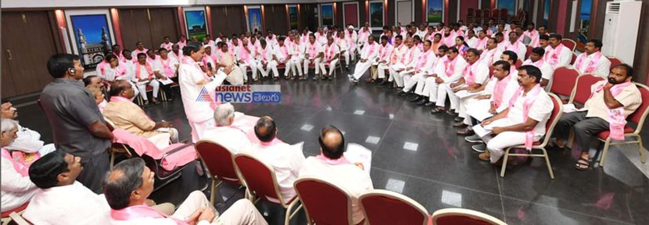 టీఆర్ఎస్ అభ్యర్థులకు బీ ఫారాలు అందజేస్తున్న కేసీఆర్ (ఫోటోలు)