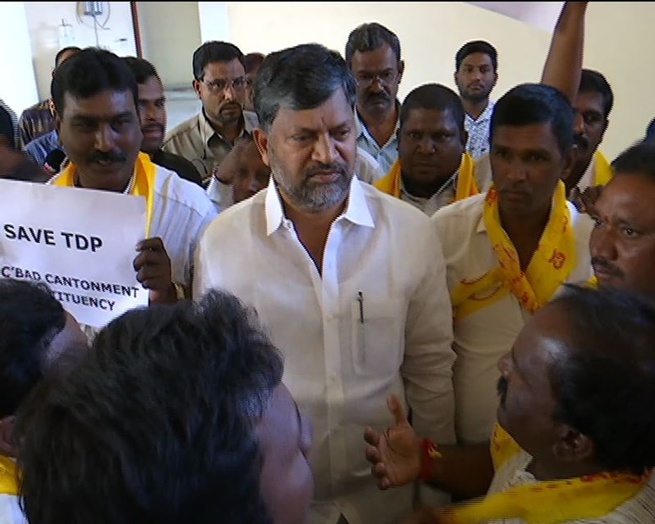 టికెట్లపై ఎన్టీఆర్ ట్రస్ట్ భవన్ వద్ద నిరసన టికెట్లపై ఎన్టీఆర్ ట్రస్ట్ భవన్ వద్ద నిరసన