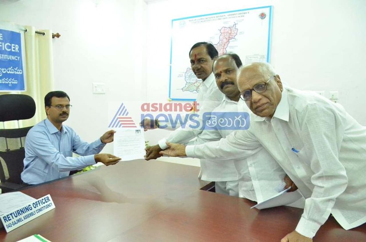 గజ్వేల్ నుండి కేసీఆర్ నామినేషన్ దాఖలు గజ్వేల్ నుండి కేసీఆర్ నామినేషన్ దాఖలు