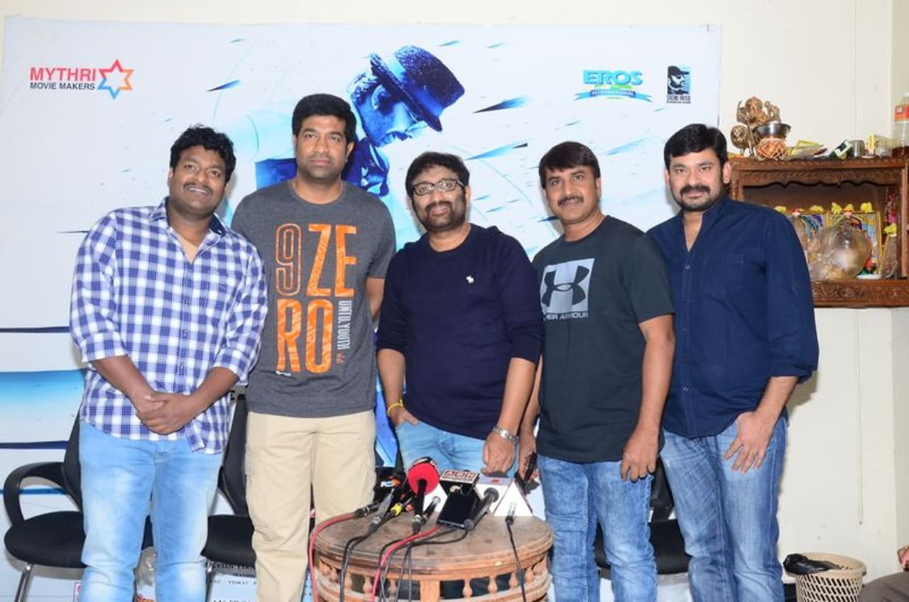 అమర్ అక్బర్ అంటోనీ కమెడీయన్లతో శ్రీనువైట్ల ప్రెస్ మీట్ (ఫోటోలు) అమర్ అక్బర్ అంటోనీ కమెడీయన్లతో శ్రీనువైట్ల ప్రెస్ మీట్ (ఫోటోలు)