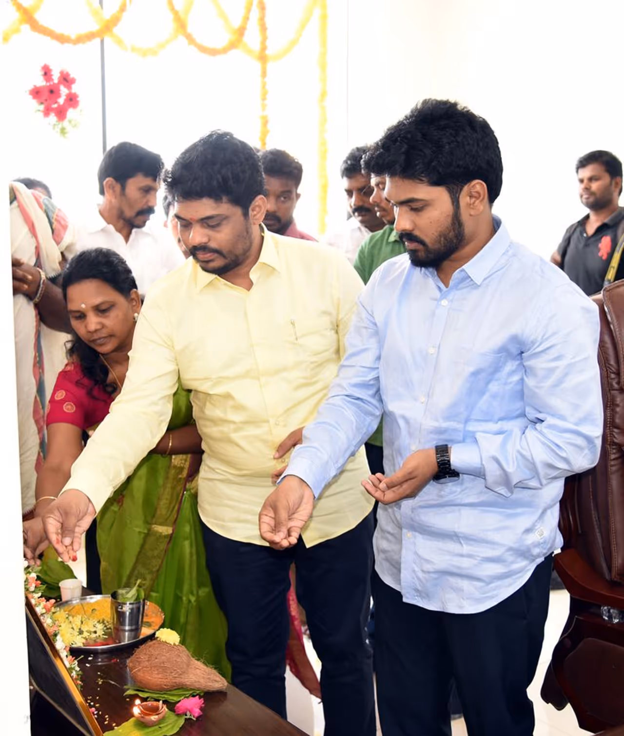 మంత్రిగా బాధ్యతలు స్వీకరించిన కిడారి శ్రవణ్ మంత్రిగా బాధ్యతలు స్వీకరించిన కిడారి శ్రవణ్