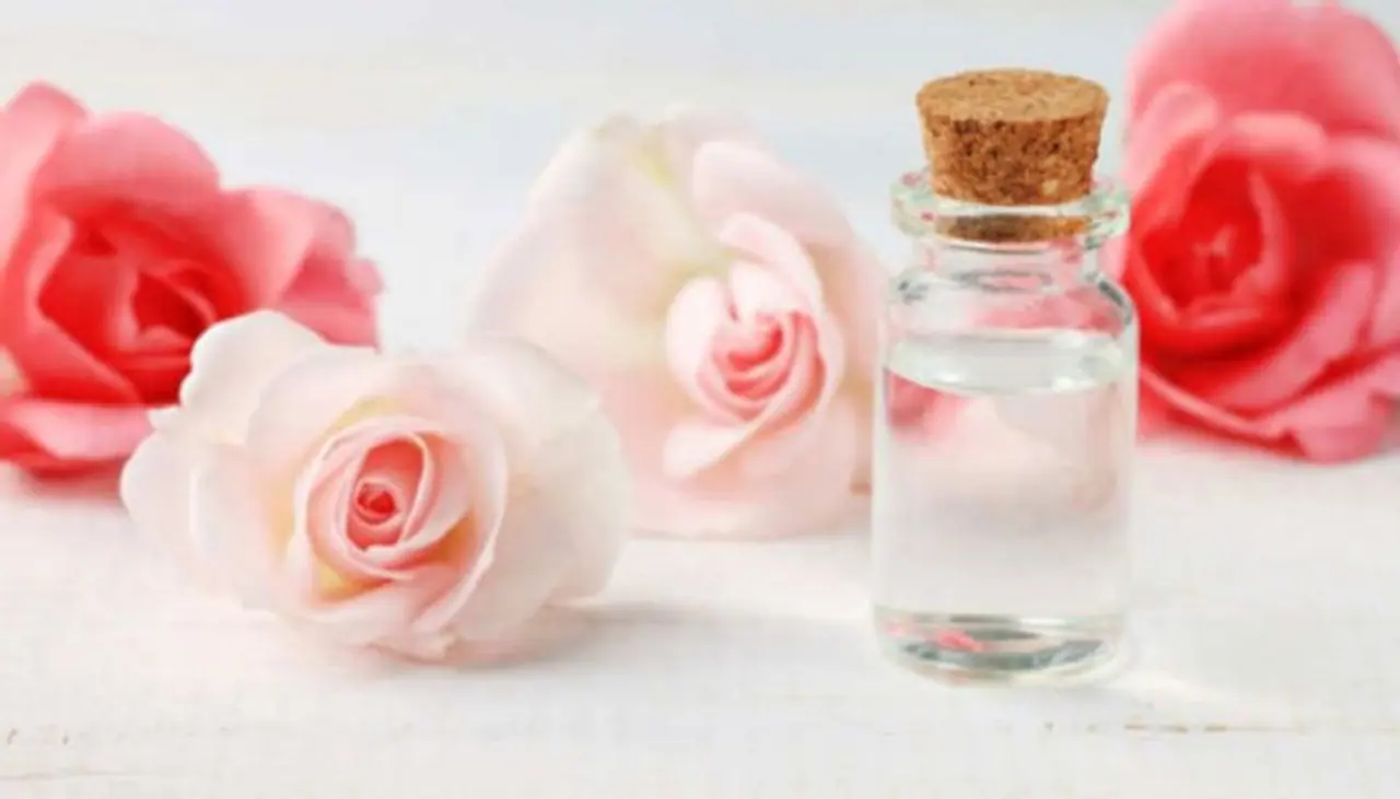 <p>ಒಂದು ಟೀ ಚಮಚ ಶುದ್ಧ ಗ್ಲಿಸರಿನ್ನೊಂದಿಗೆ 100 ಮಿಲಿ ರೋಸ್ ವಾಟರ್ ಅನ್ನು ಬೆರೆಸಿ. ಇದನ್ನು ಚೆನ್ನಾಗಿ ಮಿಕ್ಸ್ ಮಾಡಿ. ಟೈಟ್&nbsp;ಮುಚ್ಚಳವನ್ನು ಹೊಂದಿರುವ ಬಾಟಲಿಯಲ್ಲಿ ಇರಿಸಿ. ಇದು ಎಣ್ಣೆಯುಕ್ತ &nbsp;ಚರ್ಮವನ್ನು ಮಾಯಿಶ್ಚರೈಸ್ ಮಾಡಲು ಸಹಾಯ ಮಾಡುತ್ತದೆ ಮತ್ತು ಇದು ಕೈ ಮತ್ತು ಕಾಲುಗಳಿಗೆ ಸಹ ಸೂಕ್ತ.</p>