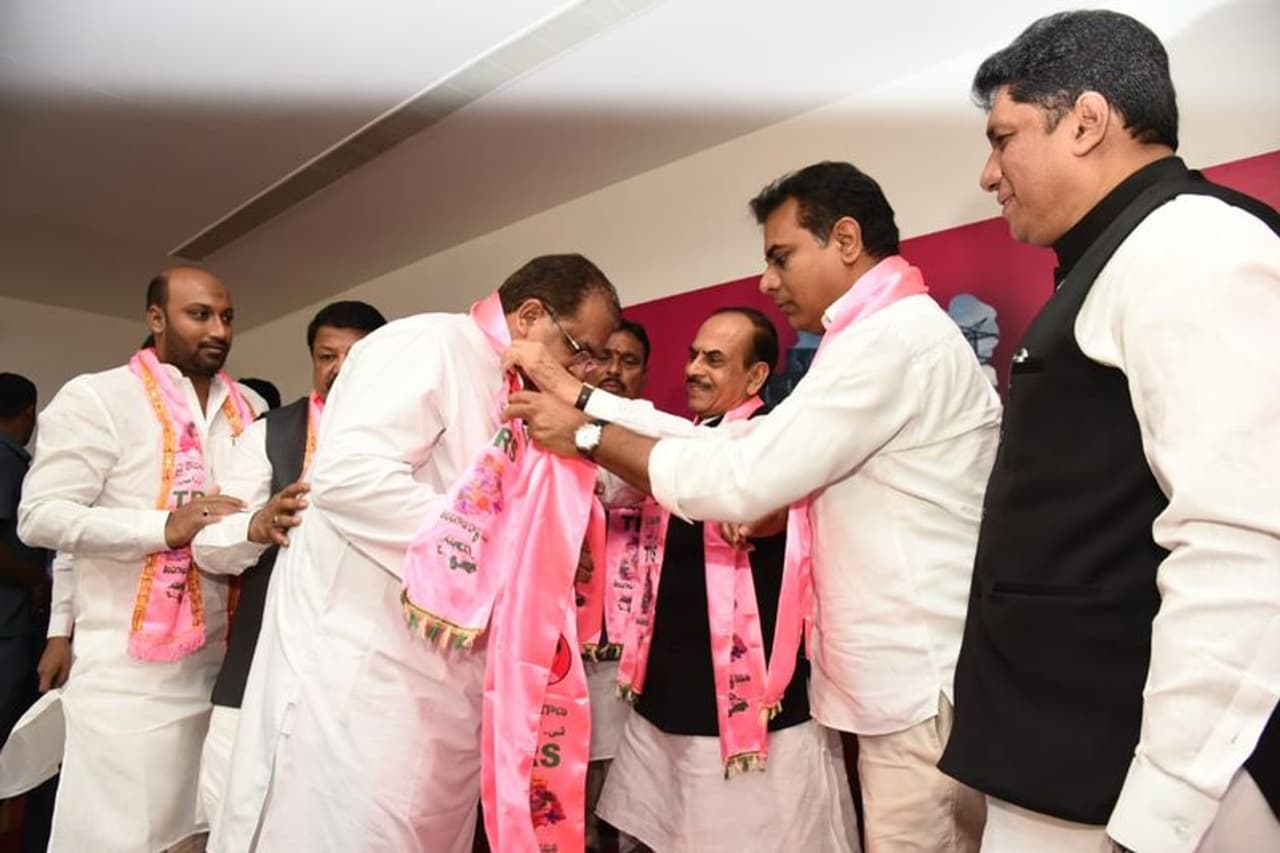 కాంగ్రెస్ కు షాక్: టీఆర్ఎస్లో చేరిన మైనారిటీ నేతలు ఫోటో గ్యాలరీ కాంగ్రెస్ కు షాక్: టీఆర్ఎస్లో చేరిన మైనారిటీ నేతలు ఫోటో గ్యాలరీ