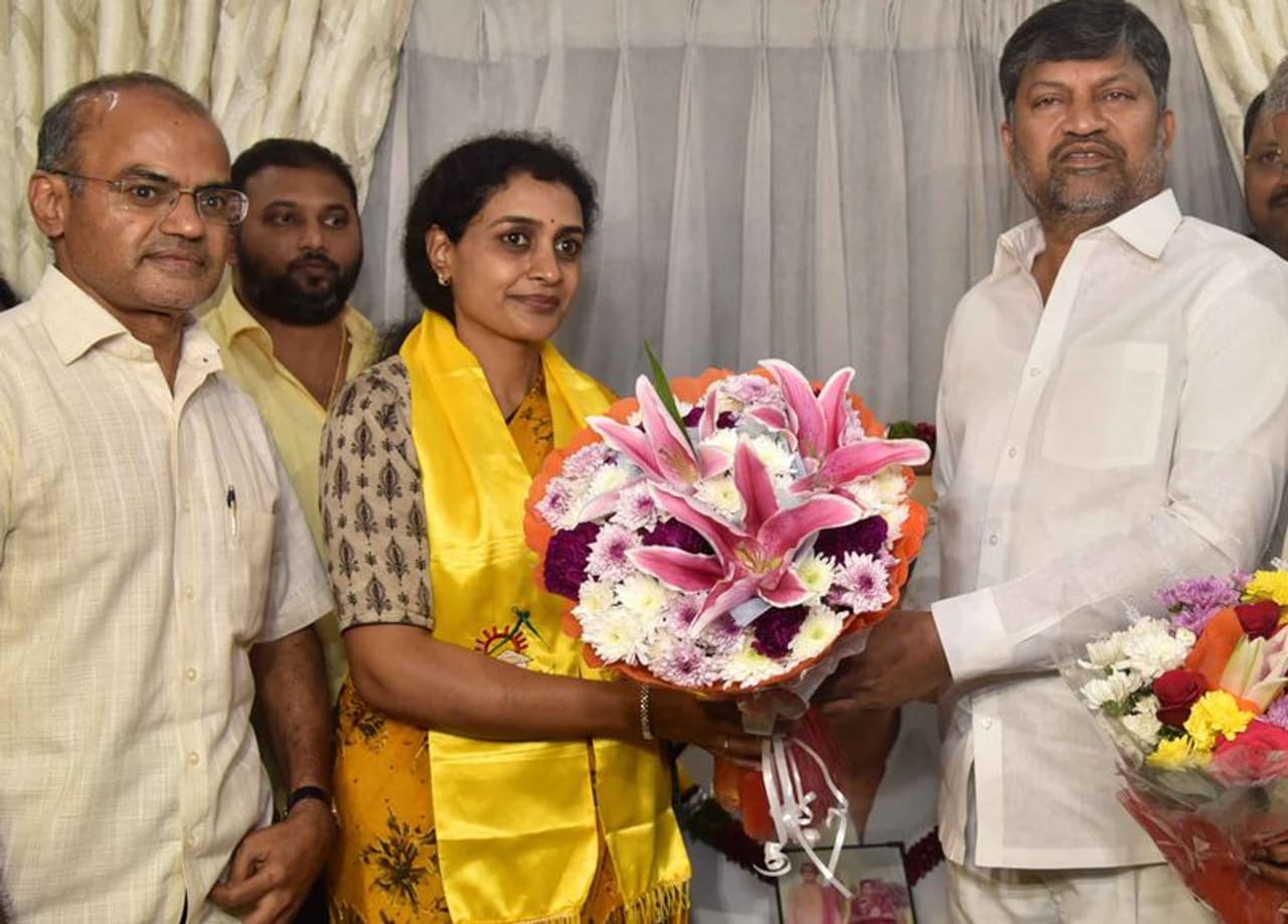 నందమూరి సుహాసినికి శుభాకాంక్షలు తెలిపిన టీటీటీపీ నేతలు (ఫోటోలు) నందమూరి సుహాసినికి శుభాకాంక్షలు తెలిపిన టీటీటీపీ నేతలు (ఫోటోలు)