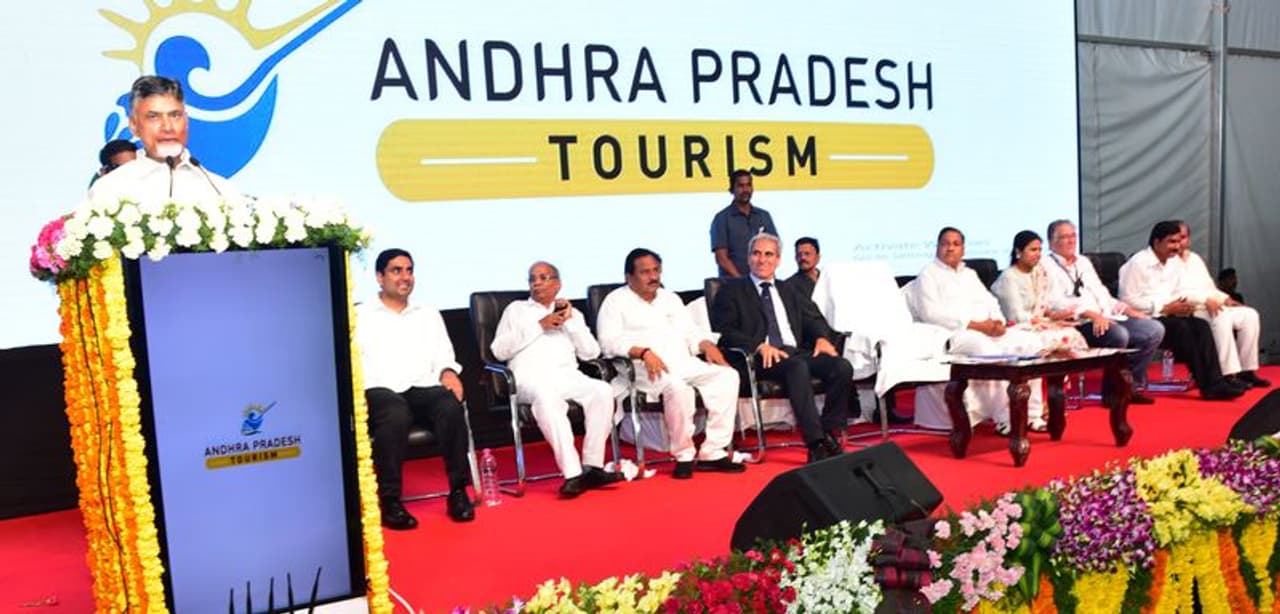 బెజవాడలో బోట్ రేసింగ్ పోటీలను ప్రారంభించిన సీఎం చంద్రబాబు (ఫోటోలు) బెజవాడలో బోట్ రేసింగ్ పోటీలను ప్రారంభించిన సీఎం చంద్రబాబు (ఫోటోలు)