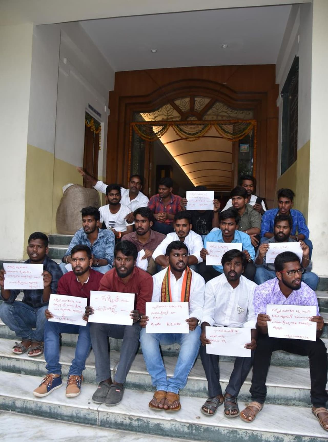 తెలంగాణ బీజేపీ కార్యాలయం వద్ద ధర్నా (ఫోటోలు) తెలంగాణ బీజేపీ కార్యాలయం వద్ద ధర్నా (ఫోటోలు)