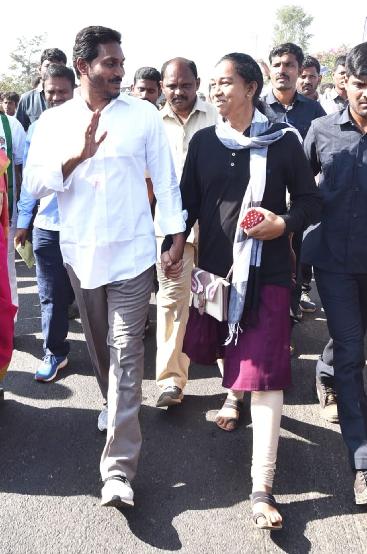 పార్వతీపురం ప్రజా సంకల్పయాత్రలో పాల్గొన్న వైఎస్ జగన్ (ఫోటోలు) పార్వతీపురం ప్రజా సంకల్పయాత్రలో పాల్గొన్న వైఎస్ జగన్ (ఫోటోలు)