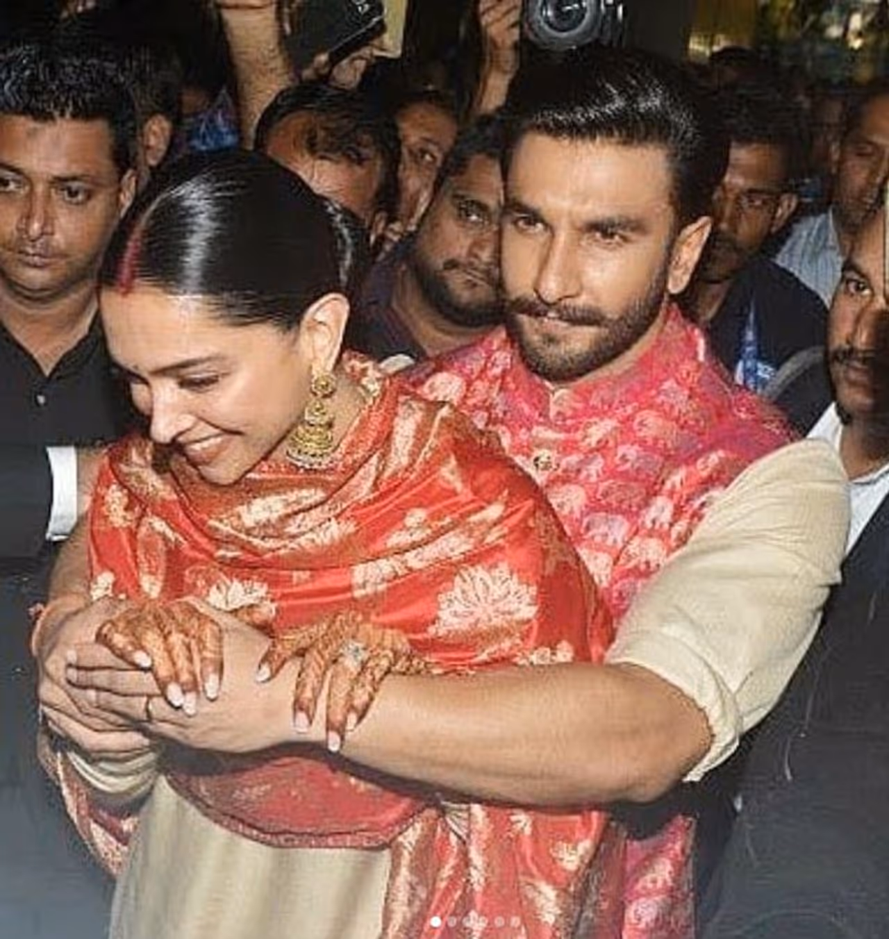 रणवीर दीप‍िका इटली से वापस मुंबई लौट आए हैं। लेकिन जब दोनों मुंबई एयरपोर्ट से बाहर निकले तो फैंस और मीडिया ने उनहें घेर लिया। फैंस की तादाद बेहद ज्यादा थी। ऐसे में भीड़ से दीप‍िका को बचाते हुए रणवीर सिंह प्रोटेक्ट‍िव हसबैंड के रोल में नजर आए।