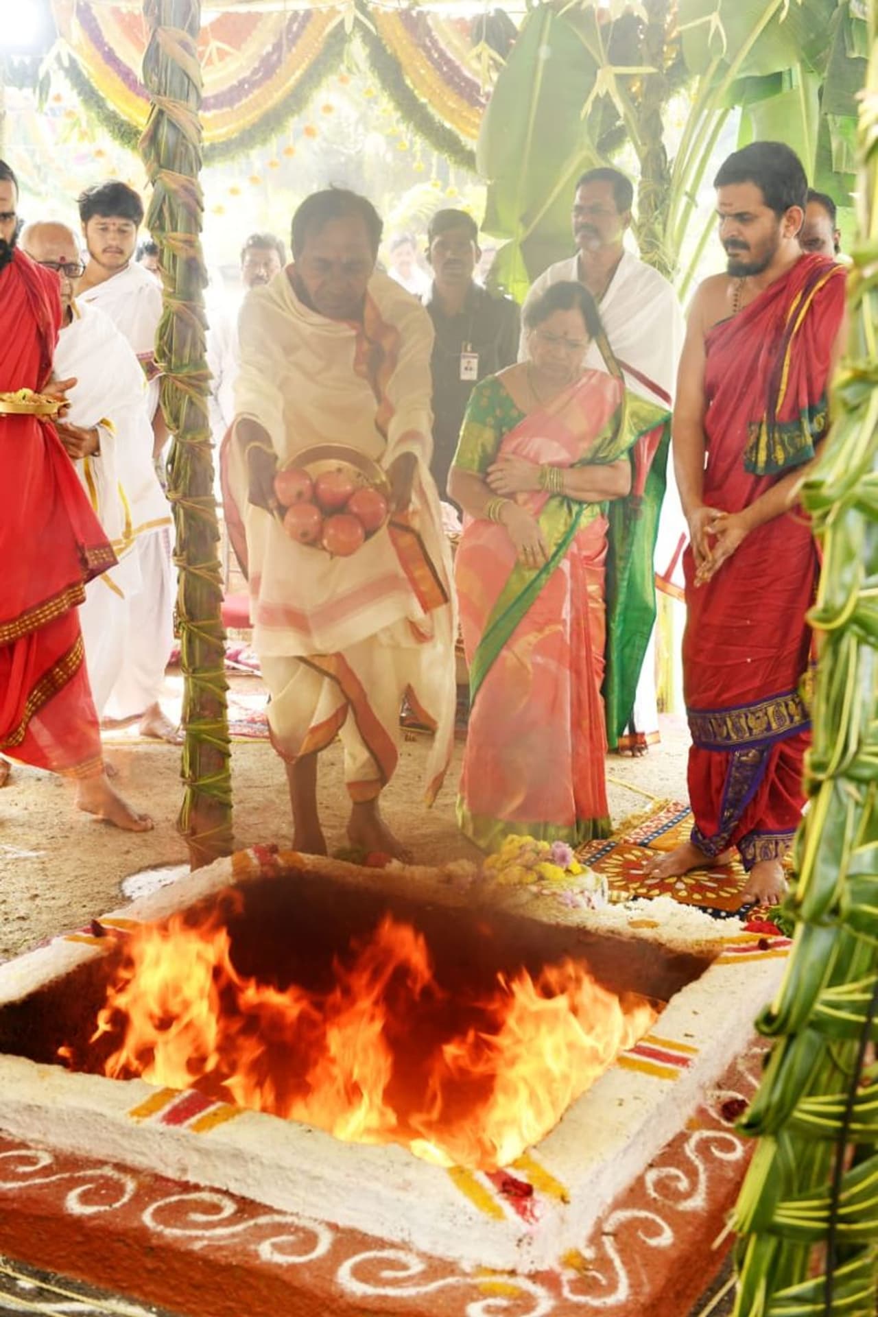 ఫొటోస్: ఫామ్ హౌజ్లో కేసీఆర్ రాజశ్యామల యాగం ఫొటోస్: ఫామ్ హౌజ్లో కేసీఆర్ రాజశ్యామల యాగం