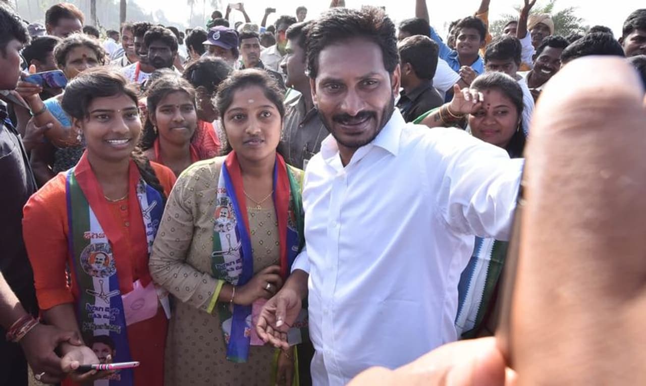 విజయనగరం జిల్లాలో జగన్ పాదయాత్ర (ఫోటోలు) విజయనగరం జిల్లాలో జగన్ పాదయాత్ర (ఫోటోలు)