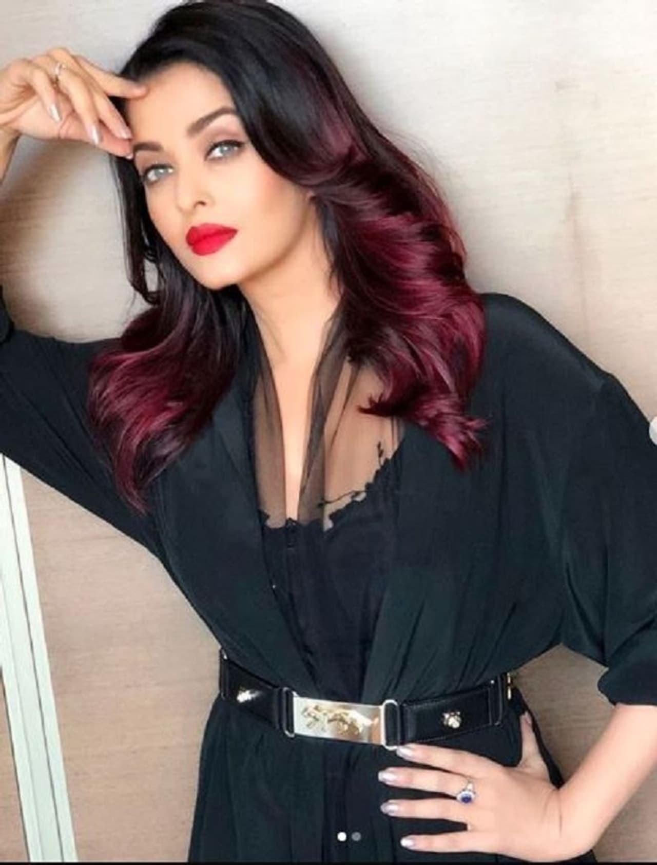 बॉलीवुड में कई सटार्स के निक नेम है जिनसे वह काफी फेमस भी हैं। जैसे कि करीना कपूर का ‘बेबो’, कंगना रनौत का ‘क्वीन’, करिश्मा का नाम लोलो, आलिया को घर पर आलू और ऐश्वर्या राय का ‘ऐश’।