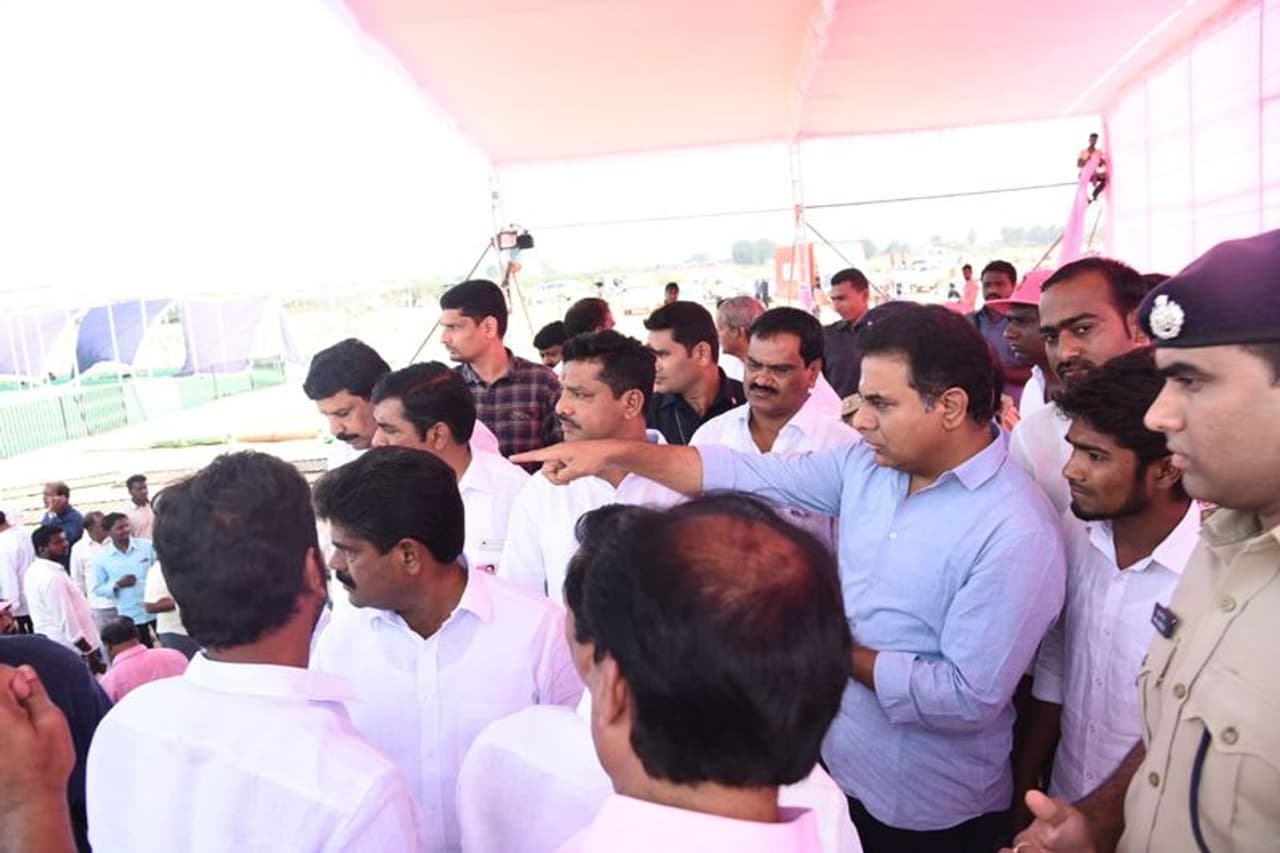 సిరిసిల్లలో కేటీఆర్ (ఫొటోలు) సిరిసిల్లలో కేటీఆర్ (ఫొటోలు)