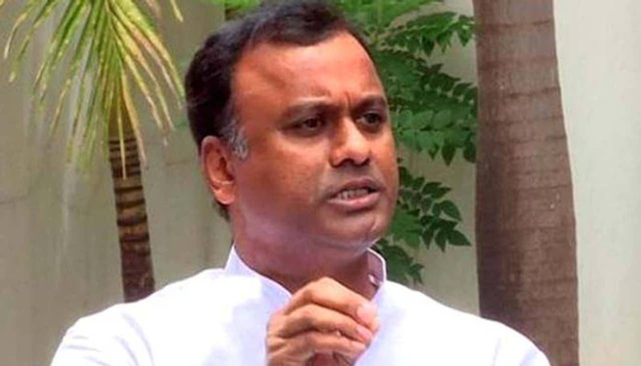 తెలంగాణ బీజేపీలో అసంతృప్తులకు గాలం: చర్చలు జరుపుతున్న కాంగ్రెస్ నేతలు తెలంగాణ బీజేపీలో అసంతృప్తులకు గాలం: చర్చలు జరుపుతున్న కాంగ్రెస్ నేతలు