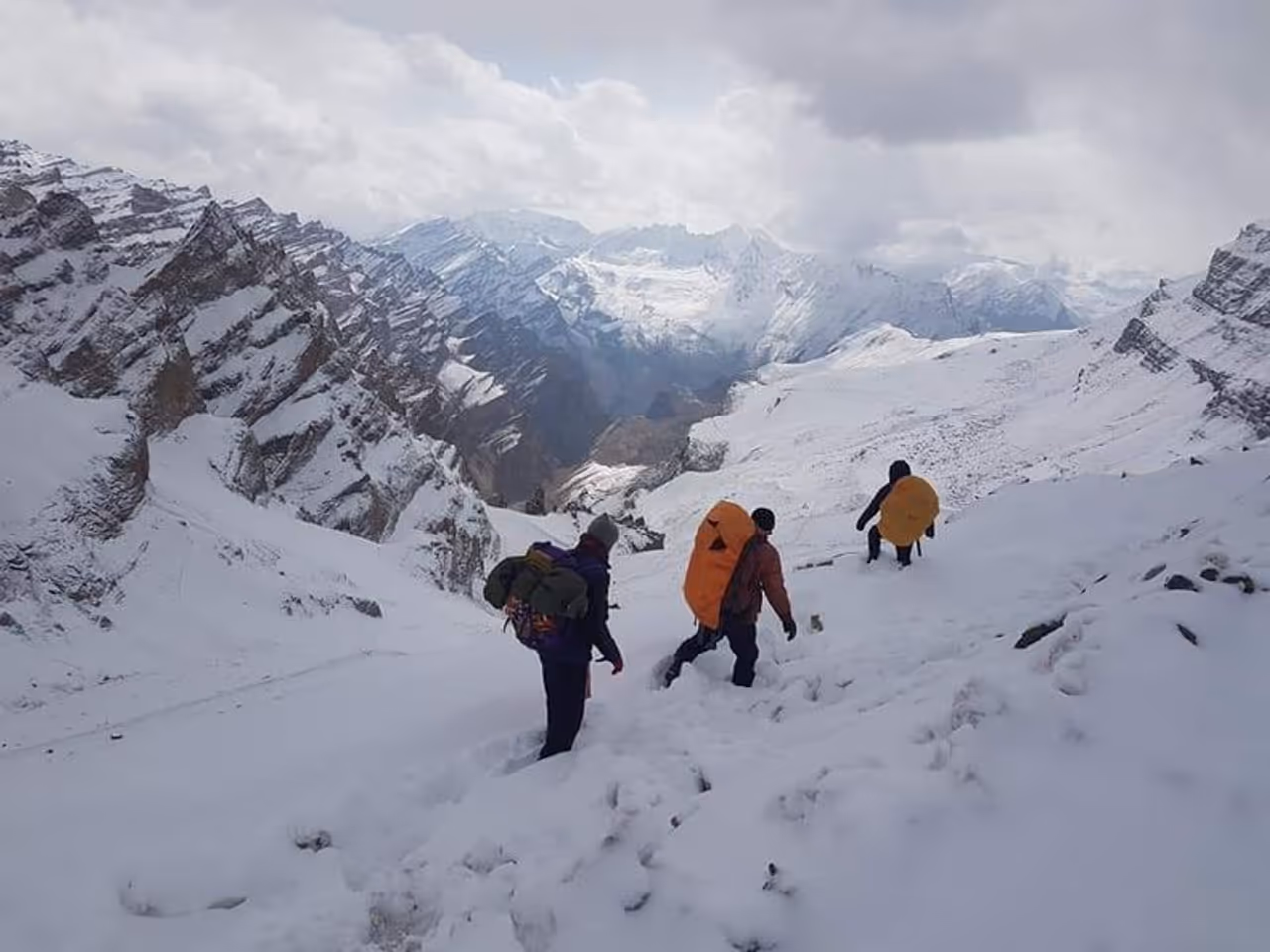 जम्मू कश्मीर में चुनाव करवाना अपनी तरह की अलग चुनौती है, यह सिर्फ आतंकवाद तक ही सीमित नहीं है। 'माय नेशन' के पास मौजूद कुछ तस्वीरें बयां करती है कि प्रशासन को लोगों को उनके अधिकार के प्रयोग करवाने के लिए पोलिंग बूथ तक पहुंचने में कितनी जद्दोजहद करनी पड़ती है। लिंगशेड पंचायत, लेह में पंचायत चुनाव करवाने के लिए जाती मतदानकर्मी। जम्मू कश्मीर में चुनाव करवाना अपनी तरह की अलग चुनौती है, यह सिर्फ आतंकवाद तक ही सीमित नहीं है। 'माय नेशन' के पास मौजूद कुछ तस्वीरें बयां करती है कि प्रशासन को लोगों को उनके अधिकार के प्रयोग करवाने के लिए पोलिंग बूथ तक पहुंचने में कितनी जद्दोजहद करनी पड़ती है। लिंगशेड पंचायत, लेह में पंचायत चुनाव करवाने के लिए जाती मतदानकर्मी।