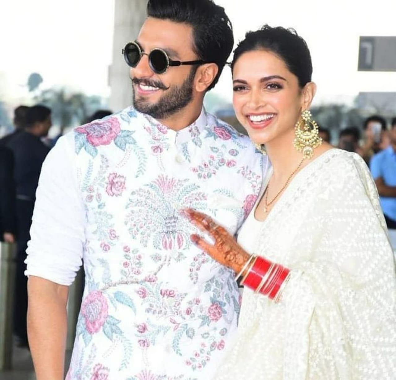 ಈಗಾಗಲೇ ಇಟಲಿಯಲ್ಲಿ ಮದುವೆಯಾಗಿರುವ ಬಾಲಿವುಡ್ ತಾರೆಯರಾದ ದೀಪಿಕಾ ಹಾಗೂ ರಣವೀರ್ ಸಿಂಗ್ ನವೆಂಬರ್ 21 ರಂದು ಬೆಂಗಳೂರಿನಲ್ಲಿ ಆಯೋಜಿಸಿರುವ ಆರತಕ್ಷತೆ ಕಾರ್ಯಕ್ರಮಕ್ಕಾಗಿ ಬೆಂಗಳೂರಿಗೆ ಆಗಮಿಸಿದ್ದಾರೆ. ಈಗಾಗಲೇ ಇಟಲಿಯಲ್ಲಿ ಮದುವೆಯಾಗಿರುವ ಬಾಲಿವುಡ್ ತಾರೆಯರಾದ ದೀಪಿಕಾ ಹಾಗೂ ರಣವೀರ್ ಸಿಂಗ್ ನವೆಂಬರ್ 21 ರಂದು ಬೆಂಗಳೂರಿನಲ್ಲಿ ಆಯೋಜಿಸಿರುವ ಆರತಕ್ಷತೆ ಕಾರ್ಯಕ್ರಮಕ್ಕಾಗಿ ಬೆಂಗಳೂರಿಗೆ ಆಗಮಿಸಿದ್ದಾರೆ.