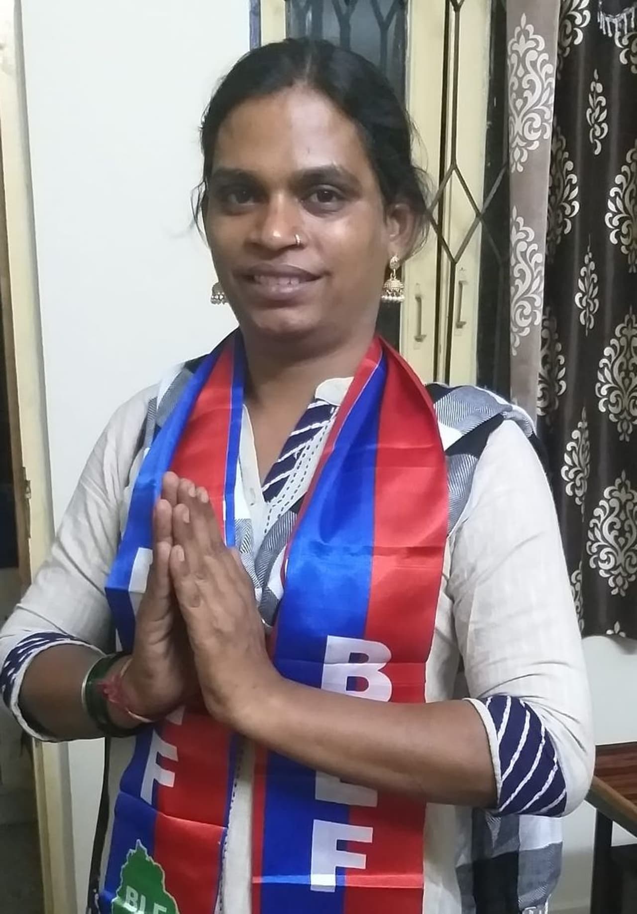 గోషామహల్ లో ట్రాన్స్ జెండర్ చంద్రముఖి ప్రచారం (ఫొటోలు) గోషామహల్ లో ట్రాన్స్ జెండర్ చంద్రముఖి ప్రచారం (ఫొటోలు)