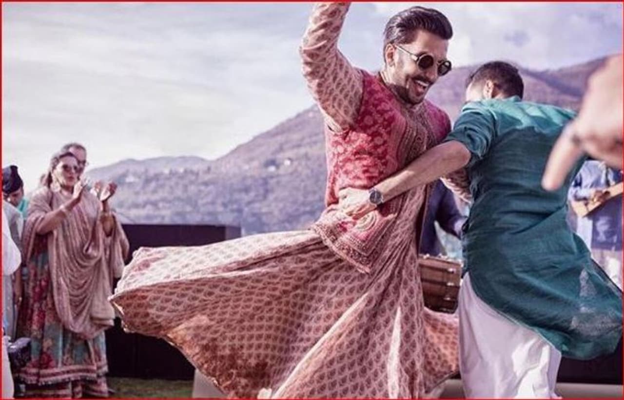 ದೀಪ್ವೀರ್: ಬಾಲಿವುಡ್ನ ಈ ಫೇವರಿಟ್ ಕಪಲ್ ಮದುವೆಗಾಗಿ ಅಭಿಮಾನಿಗಳು ಕಾತುರದಿಂದ ಕಾಯುತ್ತಿದ್ದರು. ದೀಪ್ವೀರ್: ಬಾಲಿವುಡ್ನ ಈ ಫೇವರಿಟ್ ಕಪಲ್ ಮದುವೆಗಾಗಿ ಅಭಿಮಾನಿಗಳು ಕಾತುರದಿಂದ ಕಾಯುತ್ತಿದ್ದರು.