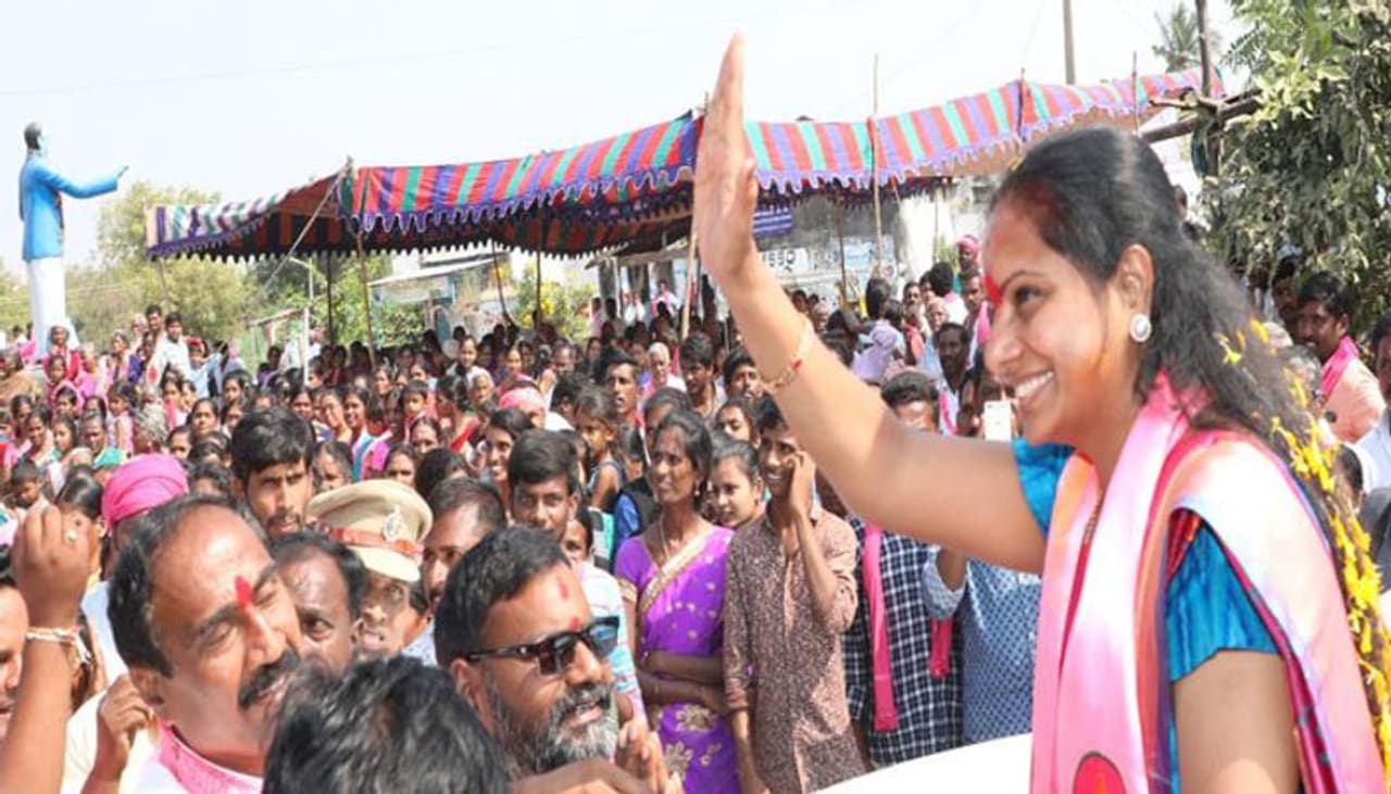 కేసీఆర్ కేబినెట్లో కొత్తగా మంత్రి పదవులు పొందిన వారంతా నిజామాబాద్ ఎంపీ కవితతో వరుసగా భేటీ అవుతున్నారు. టీఆర్ఎస్లో కేటీఆర్ తర్వాత పార్టీ నేతలు కవితకు ప్రాధాన్యత ఇస్తున్నారు. పార్టీలో కవిత కేంద్రంగా మరో పవర్ సెంటర్ ఏర్పడిందని రాజకీయ పరిశీలకులు భావిస్తున్నారు. కేసీఆర్ కేబినెట్లో కొత్తగా మంత్రి పదవులు పొందిన వారంతా నిజామాబాద్ ఎంపీ కవితతో వరుసగా భేటీ అవుతున్నారు. టీఆర్ఎస్లో కేటీఆర్ తర్వాత పార్టీ నేతలు కవితకు ప్రాధాన్యత ఇస్తున్నారు. పార్టీలో కవిత కేంద్రంగా మరో పవర్ సెంటర్ ఏర్పడిందని రాజకీయ పరిశీలకులు భావిస్తున్నారు.