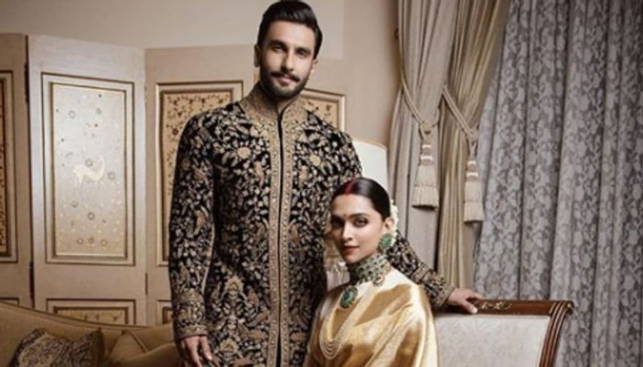 हाल ही में हुई दीपिका रणवीर की शादी इन दिनों चर्चा में बनी हुई हैं। यह कपल लोगों का पसंदीदा कपल में एक बन गया है और हो भी क्यों न दोनों एक दूसरे के साथ खूब जंच जो रहे हैं। इटली में शादी करने के बाद अब बेंगलुरु में भी रिसेप्शन हो गया है।