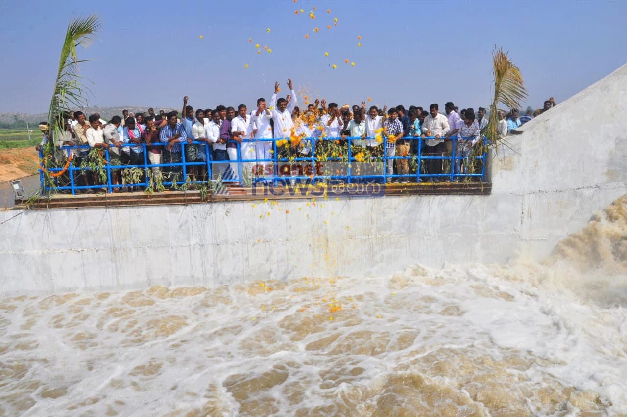 తుమ్మిళ్ల నుంచి ఆర్డీఎస్ కు నీటి విడుదల తుమ్మిళ్ల నుంచి ఆర్డీఎస్ కు నీటి విడుదల