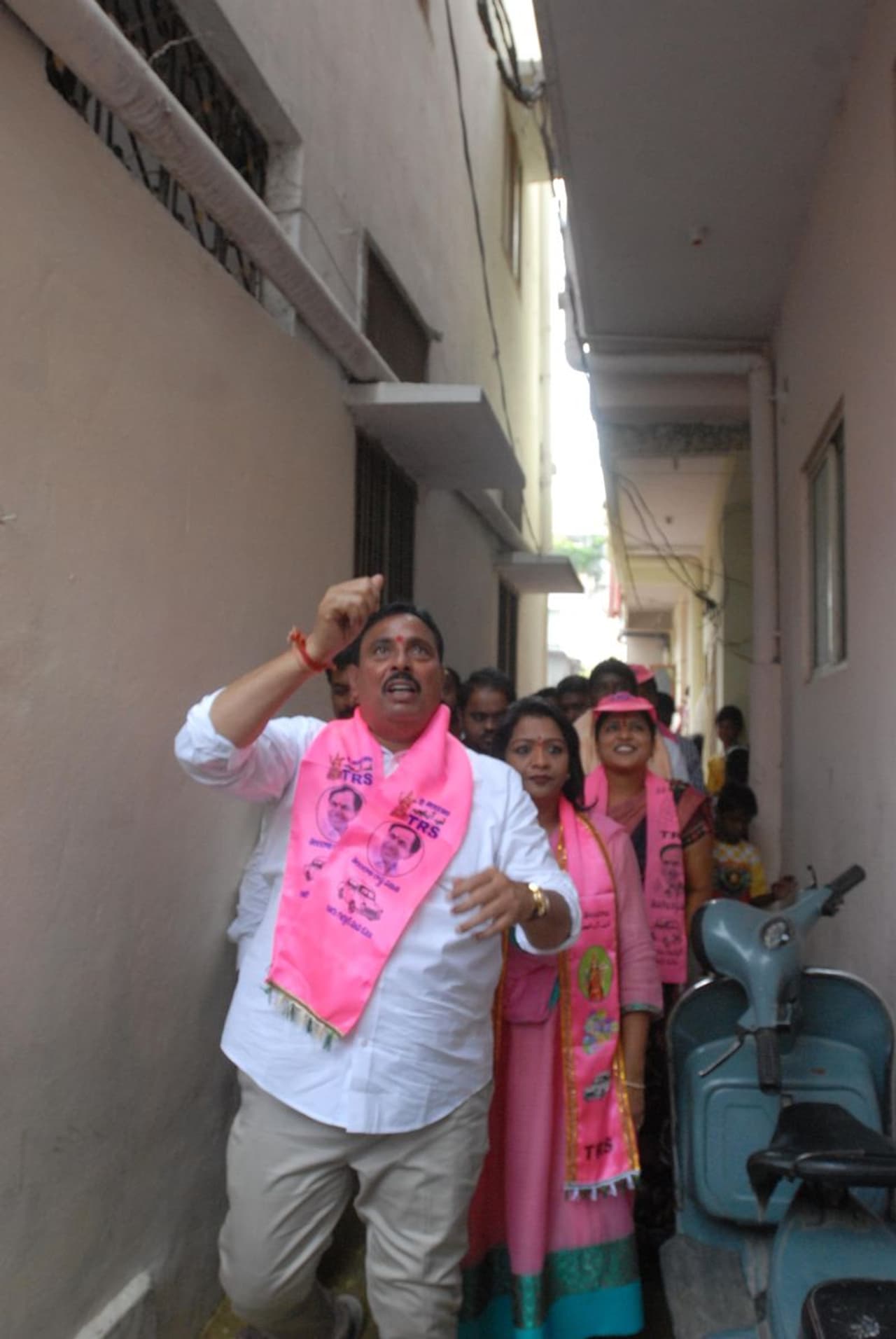 ఖైరతాబాద్లో దానం నాగేందర్ ఎన్నికల ప్రచారం (ఫోటోలు) ఖైరతాబాద్లో దానం నాగేందర్ ఎన్నికల ప్రచారం (ఫోటోలు)