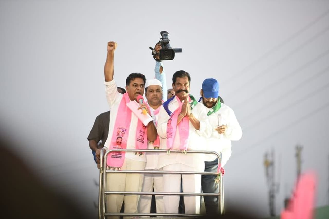 మహేశ్వరంలో మంత్రి కేటీఆర్ రోడ్ షో (ఫోటోలు) మహేశ్వరంలో మంత్రి కేటీఆర్ రోడ్ షో (ఫోటోలు)