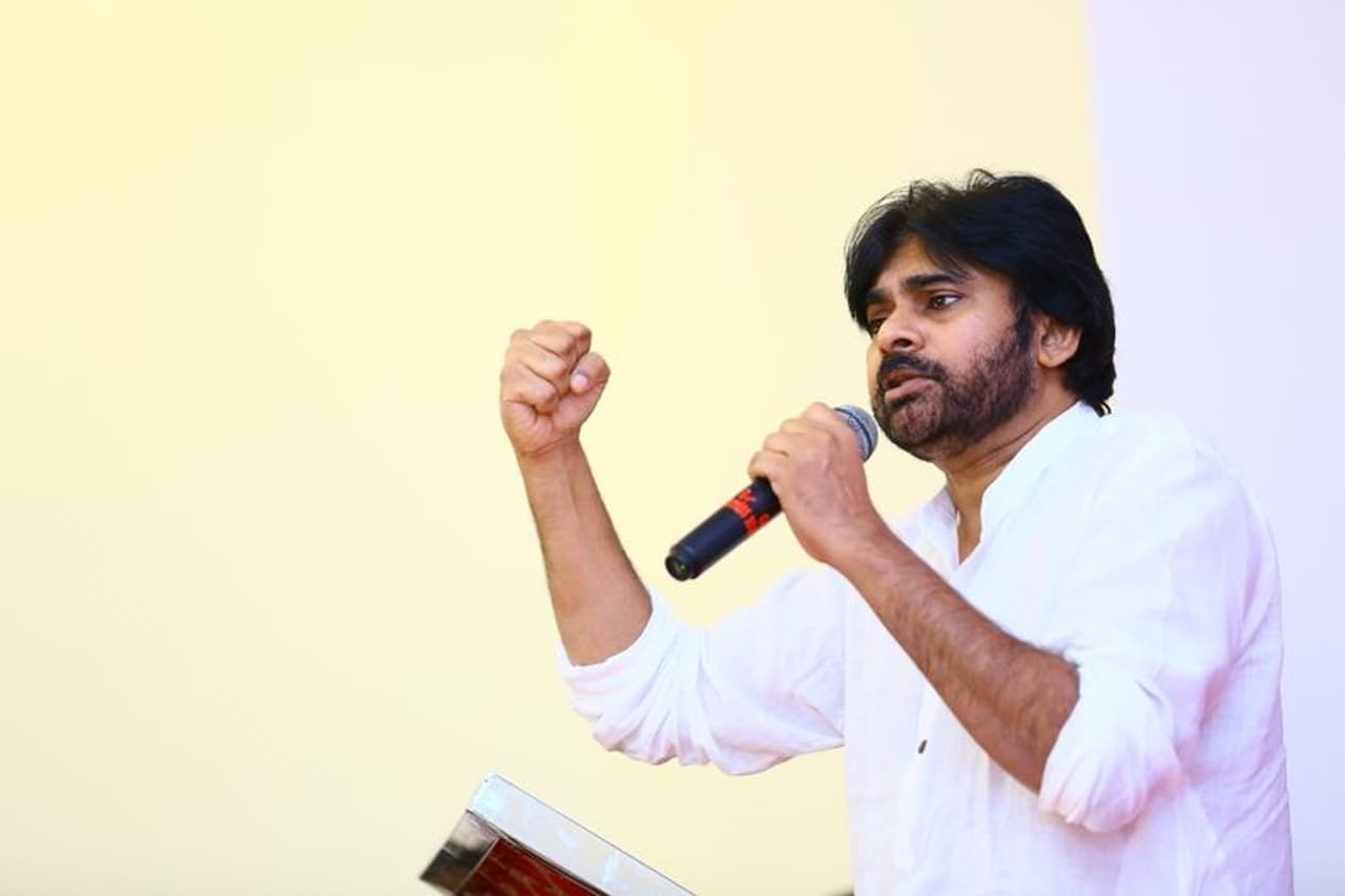 బ్రాహ్మణ సంఘం నేతలతో సమావేశమైన పవన్ కల్యాణ్ (ఫోటోలు) బ్రాహ్మణ సంఘం నేతలతో సమావేశమైన పవన్ కల్యాణ్ (ఫోటోలు)