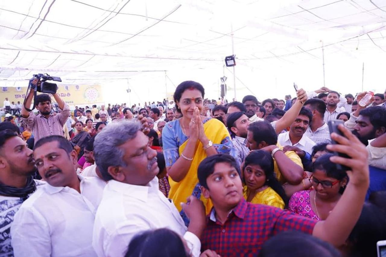 కూకట్ పల్లి లో నందమూరి సుహాసిని ప్రచారం (ఫొటోస్) కూకట్ పల్లి లో నందమూరి సుహాసిని ప్రచారం (ఫొటోస్)