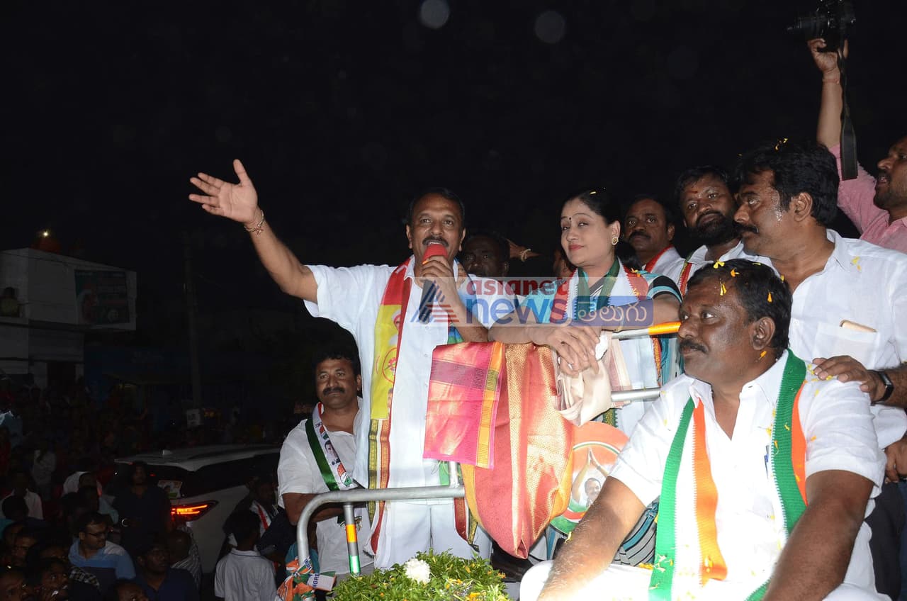 ఎల్బీ నగర్ కాంగ్రెస్ అభ్యర్థికి విజయశాంతి ప్రచారం ఎల్బీ నగర్ కాంగ్రెస్ అభ్యర్థికి విజయశాంతి ప్రచారం