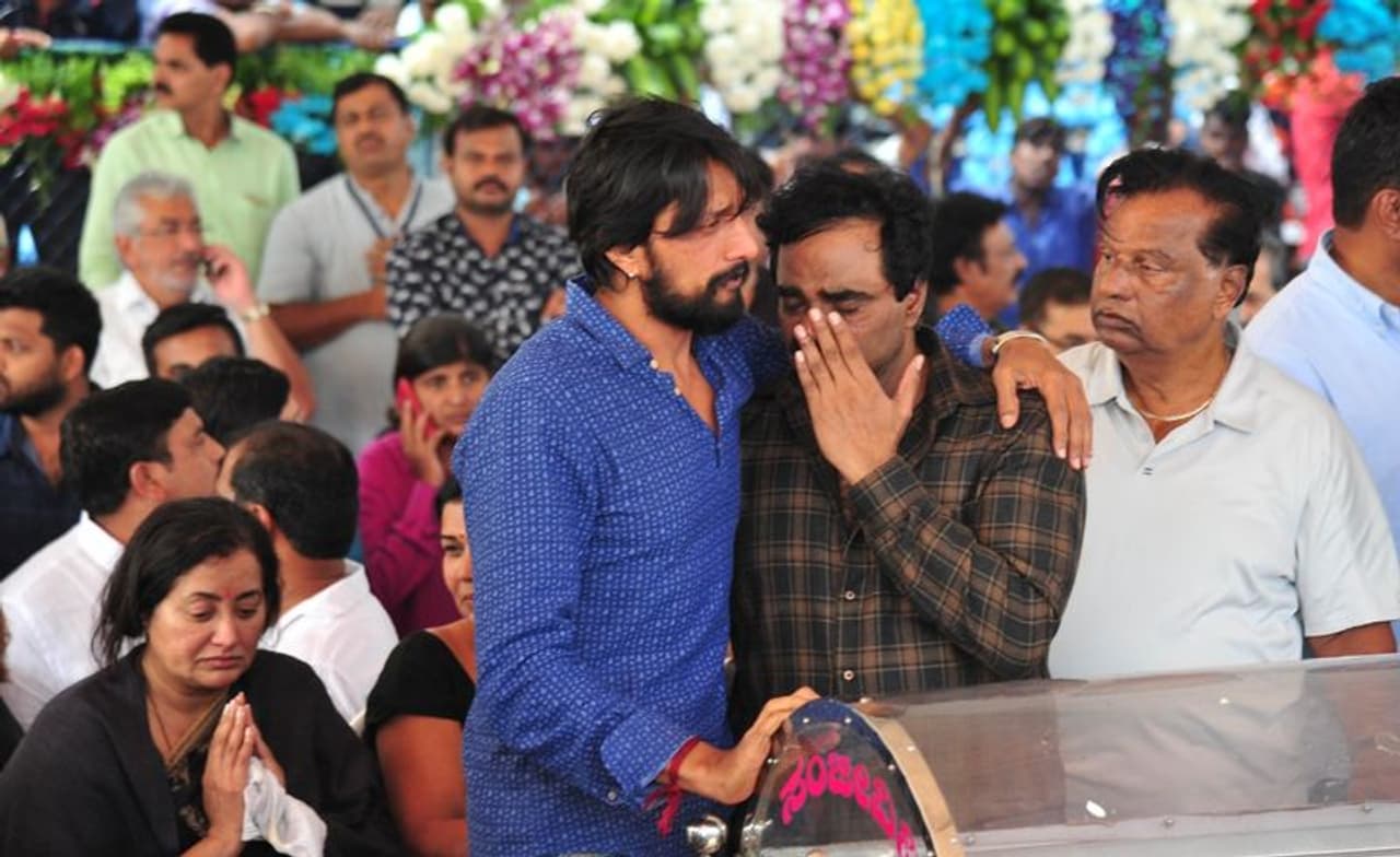 ತಬ್ಬಿ ಅಳುತ್ತಿರುವ ಕಿಚ್ಚ ರಾಕ್‌ಲೈನ್