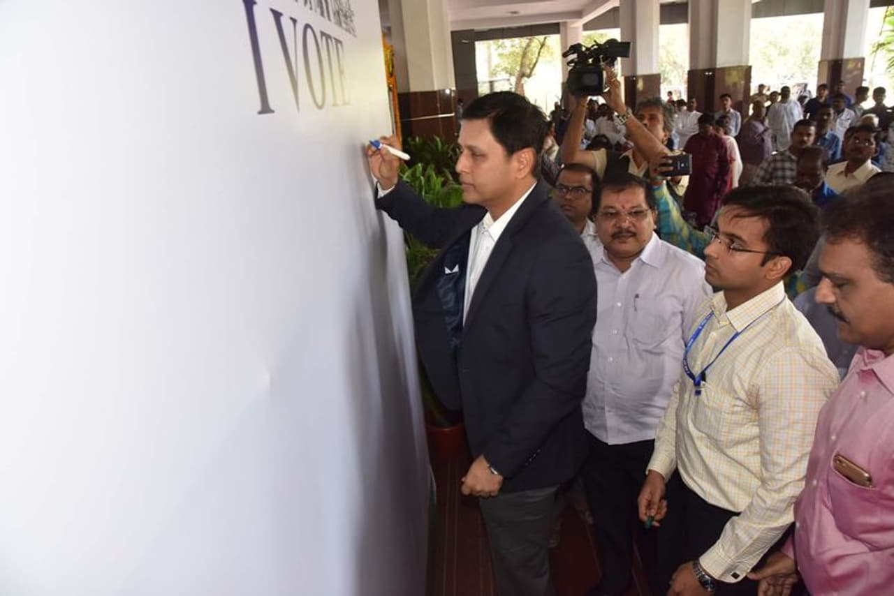 ఓటర్లను చైతన్యపరిచే ఫొటో ప్రదర్శనను ప్రారంభించిన రజత్ కుమార్ (ఫొటోలు) ఓటర్లను చైతన్యపరిచే ఫొటో ప్రదర్శనను ప్రారంభించిన రజత్ కుమార్ (ఫొటోలు)