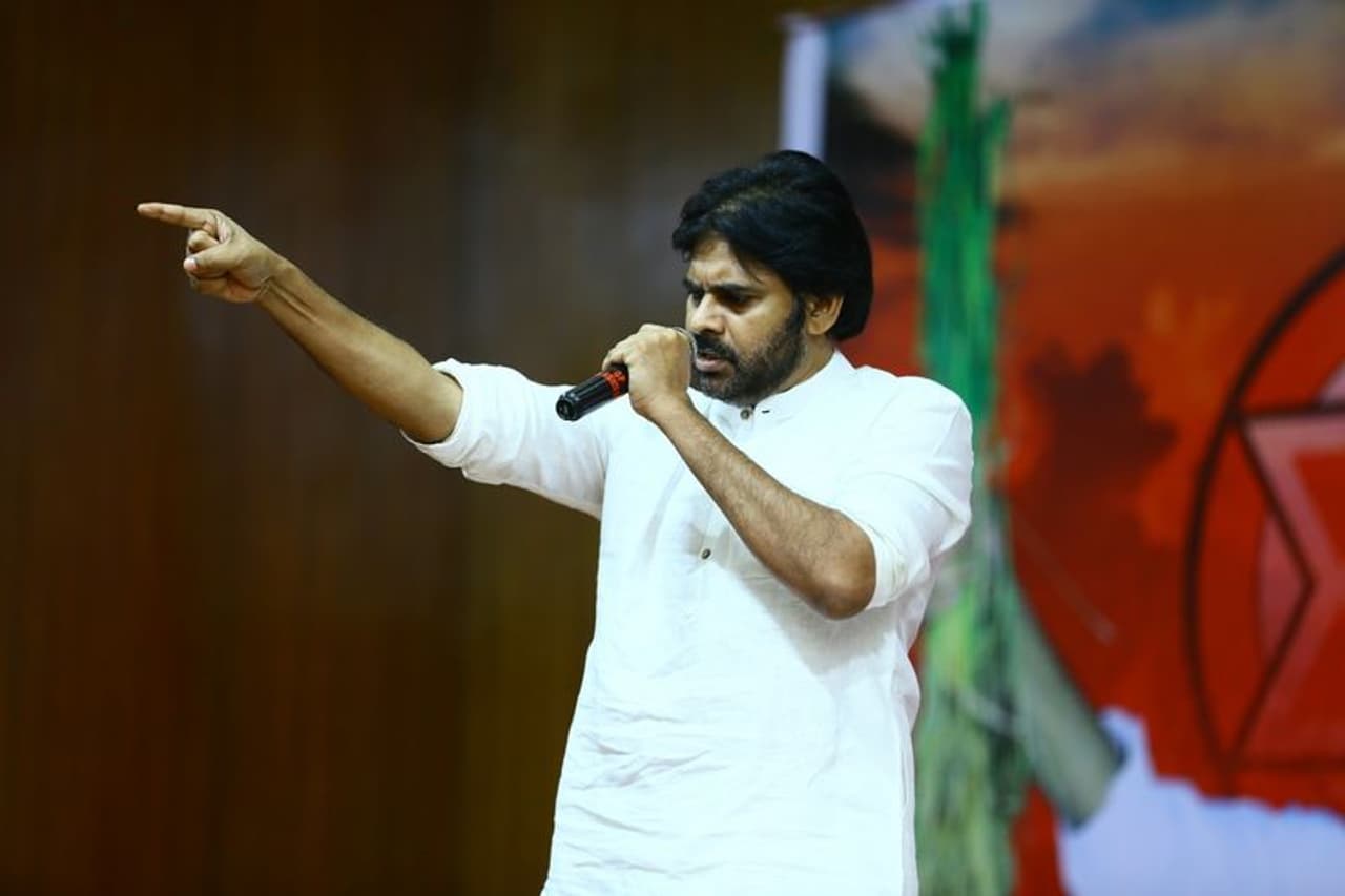 రైతులతో పవన్ కల్యాణ్: జనసేనలో నేతల చేరికలు (ఫొటోలు) రైతులతో పవన్ కల్యాణ్: జనసేనలో నేతల చేరికలు (ఫొటోలు)
