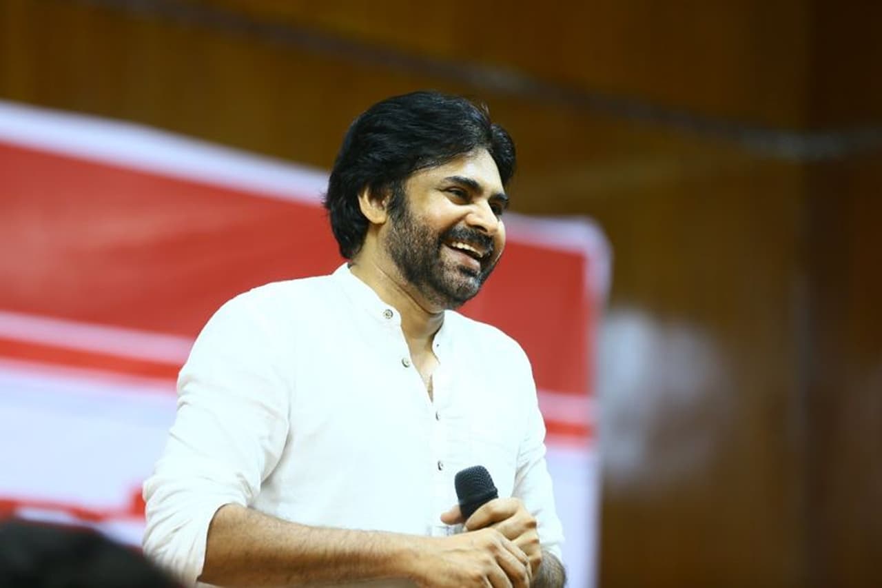 విద్యార్థులతో పవన్ కల్యాణ్ ముఖాముఖి (ఫొటోలు) విద్యార్థులతో పవన్ కల్యాణ్ ముఖాముఖి (ఫొటోలు)