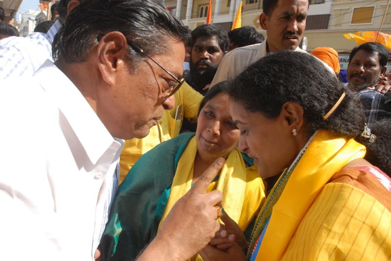 సుహాసిని కోసం పరిటాల సునీత ప్రచారం (ఫొటోలు) సుహాసిని కోసం పరిటాల సునీత ప్రచారం (ఫొటోలు)