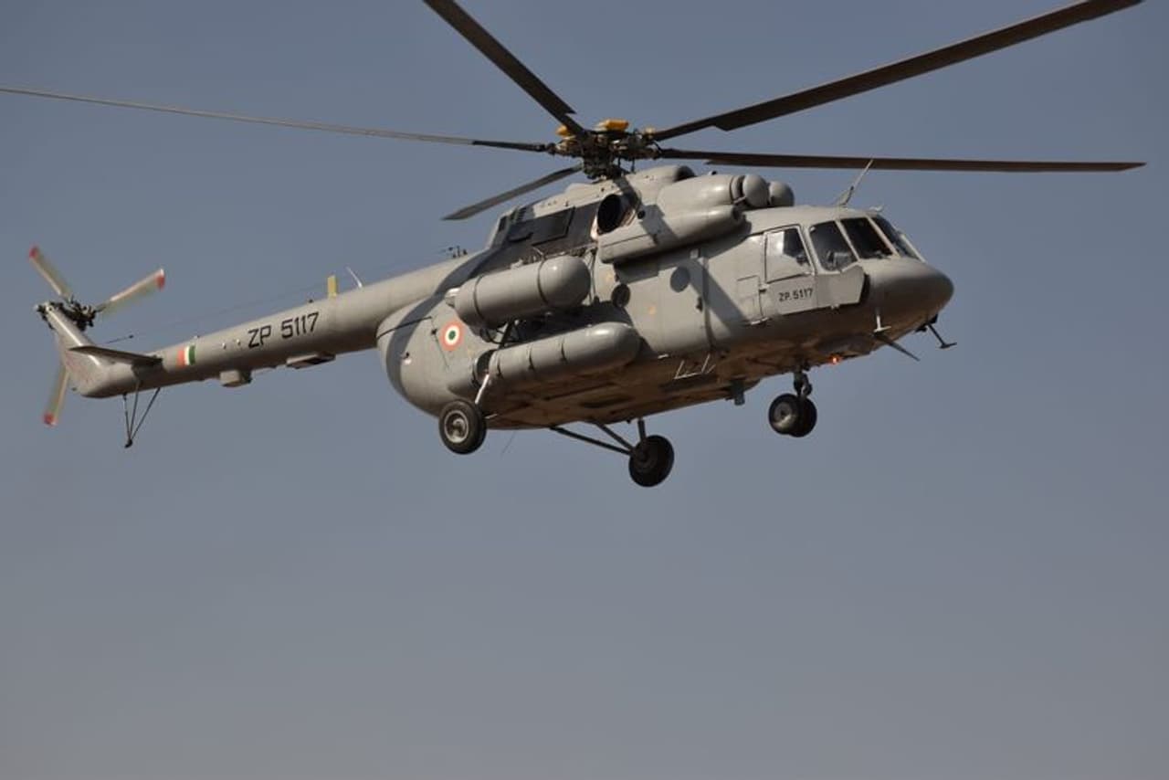 ఇందూరులో కేసిఆర్ పై గర్జించిన మోడీ (ఫొటోలు) ఇందూరులో కేసిఆర్ పై గర్జించిన మోడీ (ఫొటోలు)