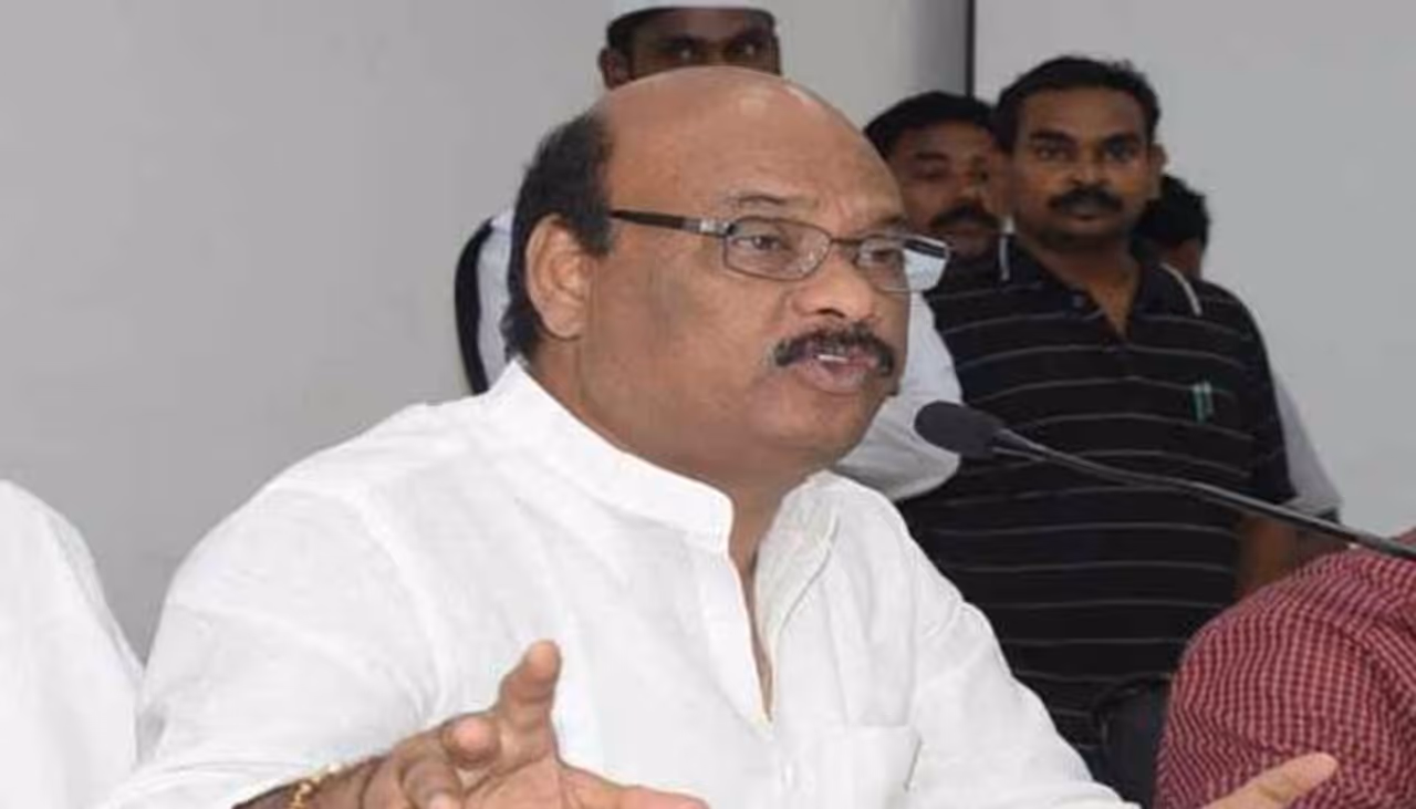 విశాఖపట్నం జిల్లా తెలుగుదేశం పార్గీలో ఆయనకంటూ ఓ ప్రత్యేక గుర్తింపు ఉంది. ఆయన ఏం మాట్లాడినా సన్సేషనే. అధికారంలో ఉన్నా లేకపోయినా ఆయన రూటే సెపరేటు. అధికార పార్టీలో ఉంటూనే మరోమంత్రిపై సంచలన వ్యాఖ్యలు చేశారు. విశాఖపట్నం జిల్లా తెలుగుదేశం పార్గీలో ఆయనకంటూ ఓ ప్రత్యేక గుర్తింపు ఉంది. ఆయన ఏం మాట్లాడినా సన్సేషనే. అధికారంలో ఉన్నా లేకపోయినా ఆయన రూటే సెపరేటు. అధికార పార్టీలో ఉంటూనే మరోమంత్రిపై సంచలన వ్యాఖ్యలు చేశారు.