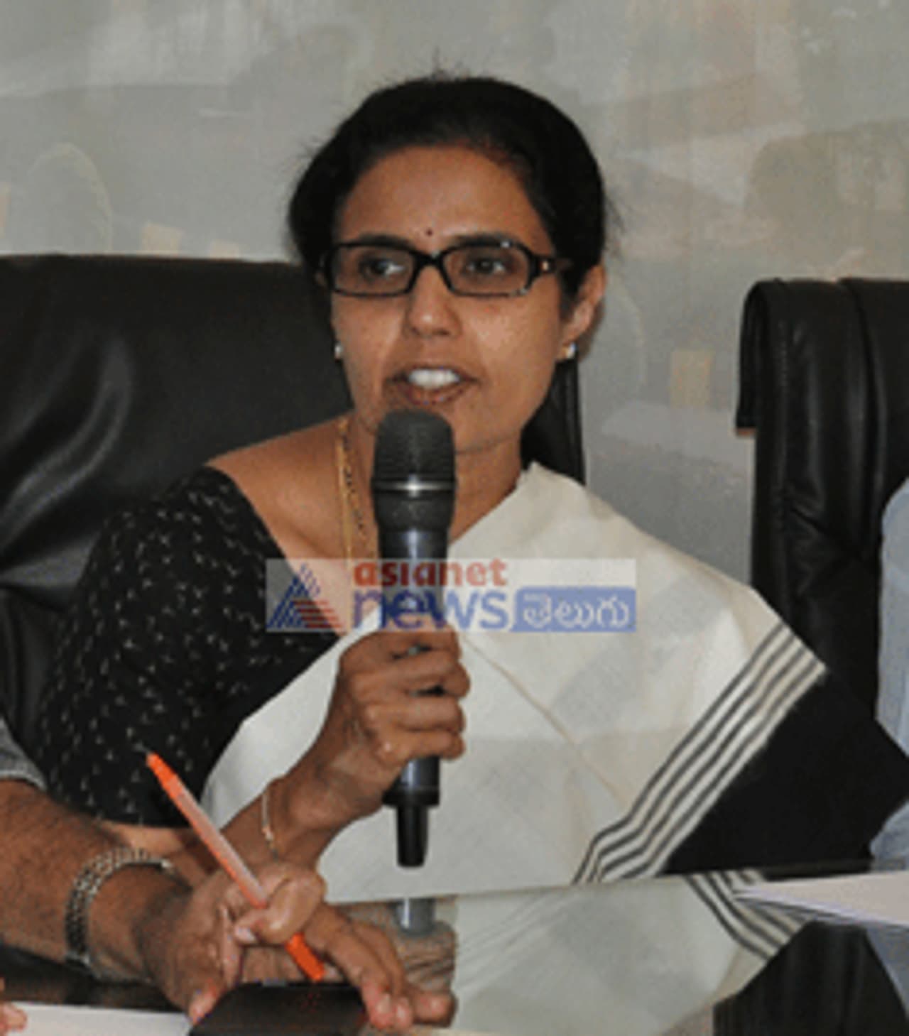 మీడియాతో మాట్లాడిన నారా భువనేశ్వరి మీడియాతో మాట్లాడిన నారా భువనేశ్వరి