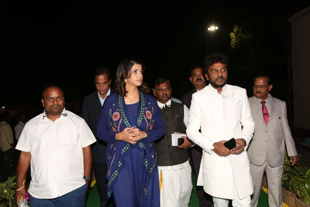 సంకల్ప్ దివస్ వేడుకల్లో మంచు లక్ష్మి (ఫొటోలు) సంకల్ప్ దివస్ వేడుకల్లో మంచు లక్ష్మి (ఫొటోలు)