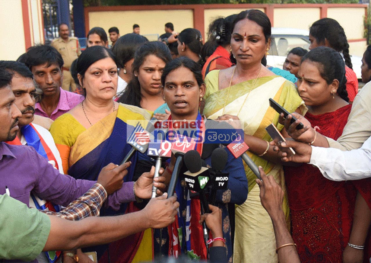 మీడియాతో గోషా మహల్ అభ్యర్థి చంద్రముఖి మీడియాతో గోషా మహల్ అభ్యర్థి చంద్రముఖి