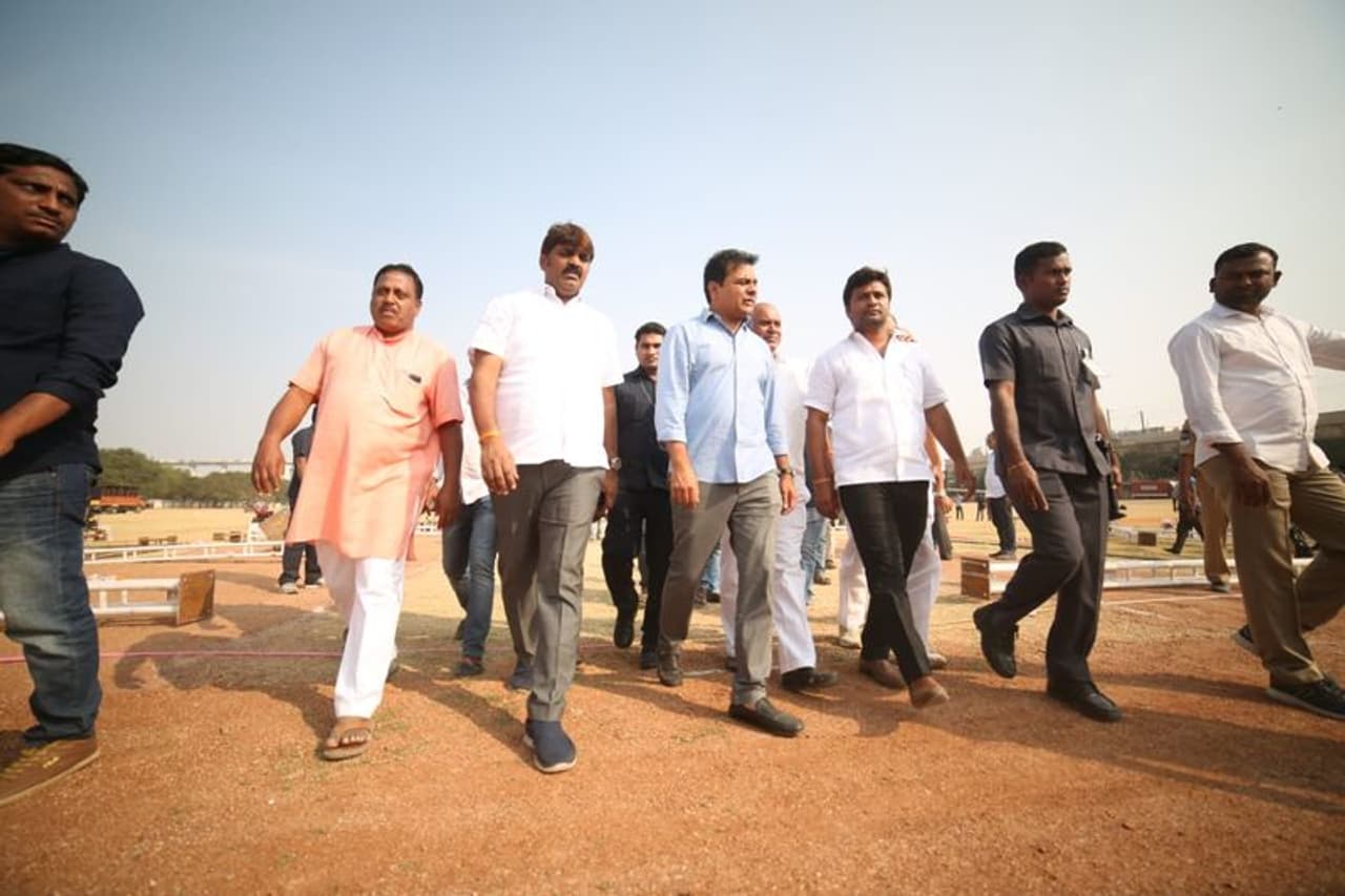 పరేడ్ గ్రౌండ్స్ లో కేసీఆర్ సభ ఏర్పాట్లను పరిశీలిస్తున్న కేటీఆర్ (ఫొటోలు) పరేడ్ గ్రౌండ్స్ లో కేసీఆర్ సభ ఏర్పాట్లను పరిశీలిస్తున్న కేటీఆర్ (ఫొటోలు)