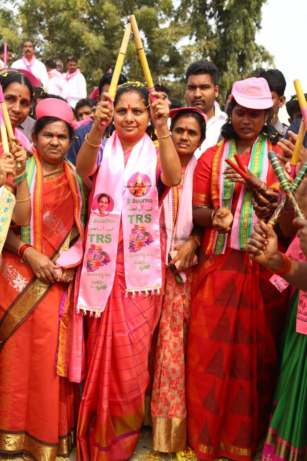 జగిత్యాల సెగ్మెంట్ ఇటిక్యాలలో కవిత రోడ్ షో (ఫొటోలు) జగిత్యాల సెగ్మెంట్ ఇటిక్యాలలో కవిత రోడ్ షో (ఫొటోలు)