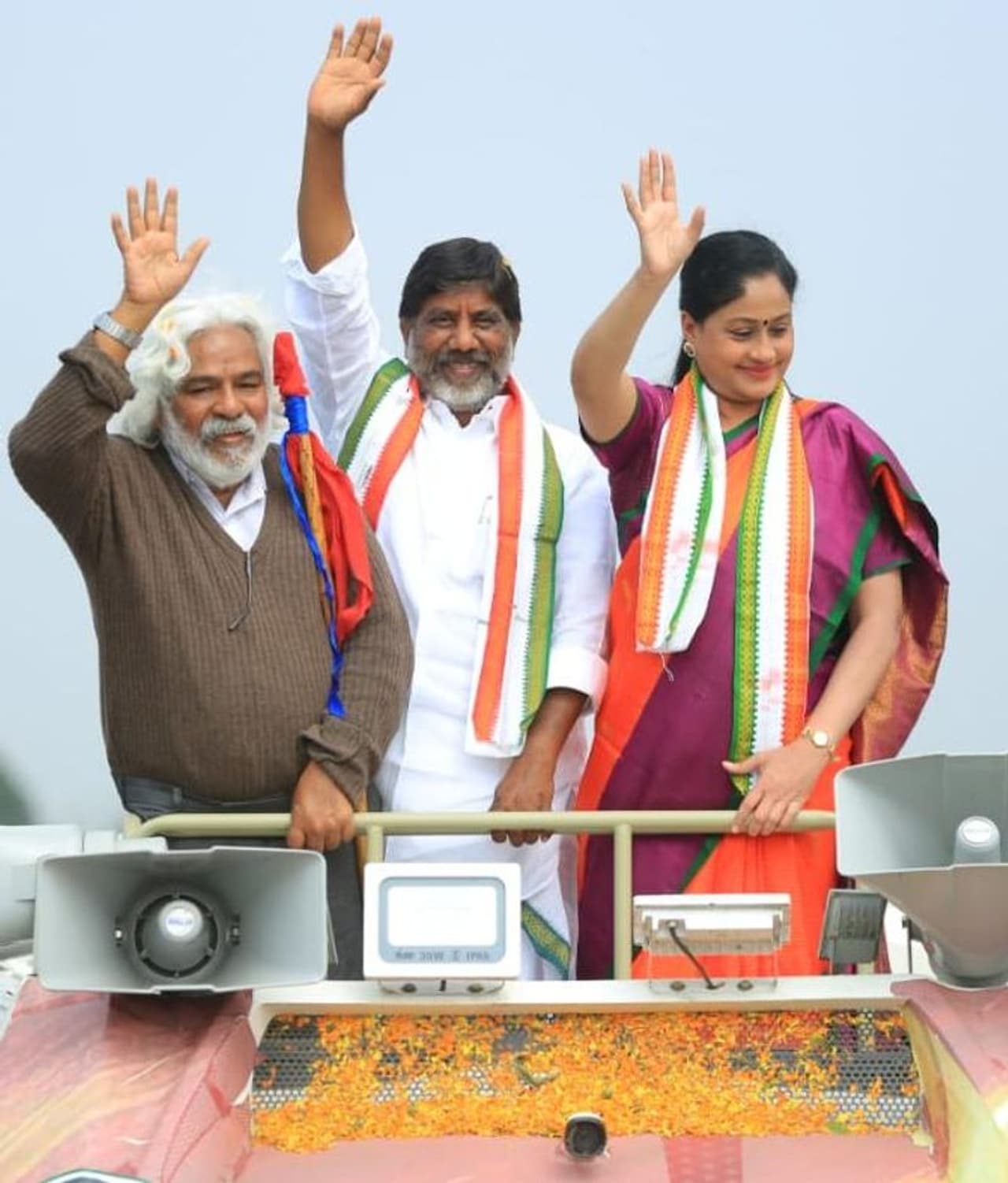 మథిరలో భట్టీతో కలిసి రాములమ్మ, గద్దర్ ప్రచారం (ఫొటోలు) మథిరలో భట్టీతో కలిసి రాములమ్మ, గద్దర్ ప్రచారం (ఫొటోలు)