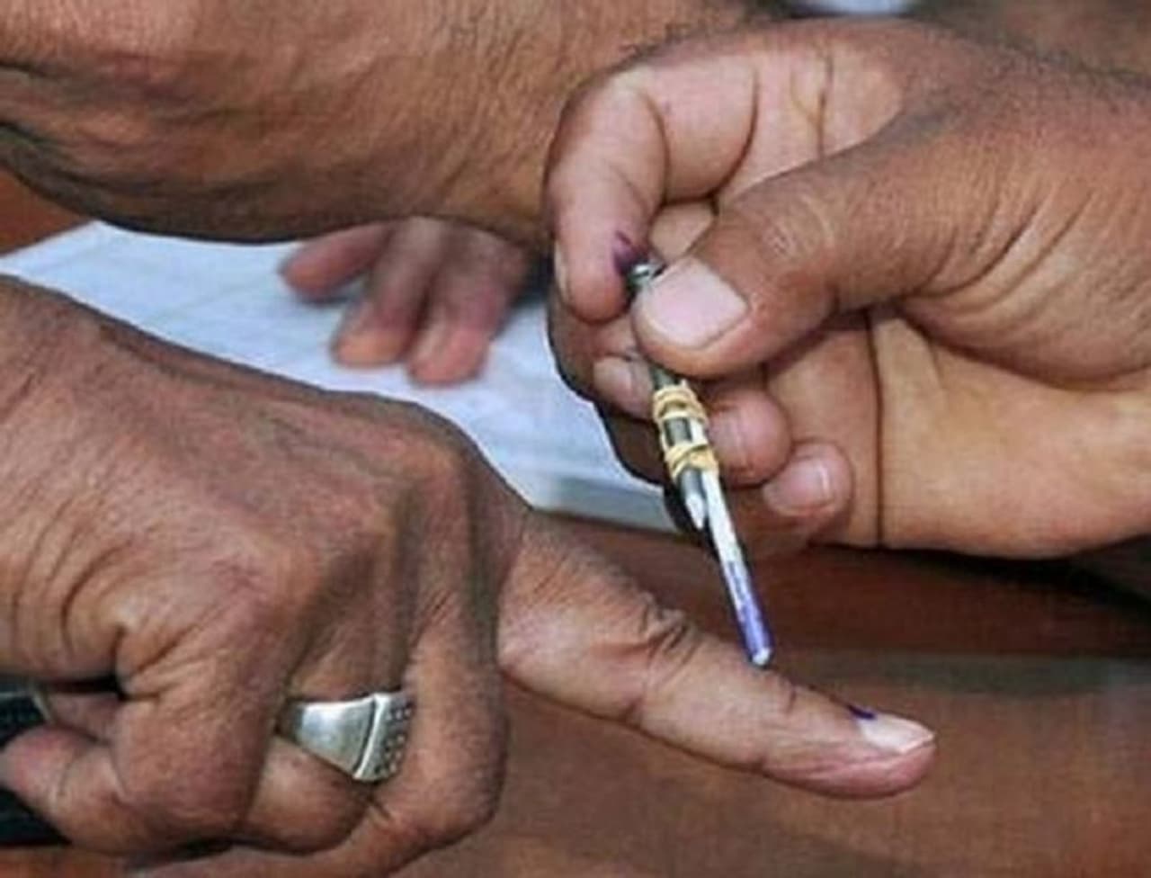 ఏపీలో త్వరలోనే అసెంబ్లీ ఎన్నికలు జరగనున్నాయి. ఈ ఎన్నికలను పురస్కరించుకొని ఈ సీటు కోసం ఈ ఇధ్దరు కూడ తమ వంతుప్రయత్నాలను ప్రారంభించారు. పోటా పోటీగా సర్వేలను కూడ ప్రారంభించారు. ఏపీలో త్వరలోనే అసెంబ్లీ ఎన్నికలు జరగనున్నాయి. ఈ ఎన్నికలను పురస్కరించుకొని ఈ సీటు కోసం ఈ ఇధ్దరు కూడ తమ వంతుప్రయత్నాలను ప్రారంభించారు. పోటా పోటీగా సర్వేలను కూడ ప్రారంభించారు.