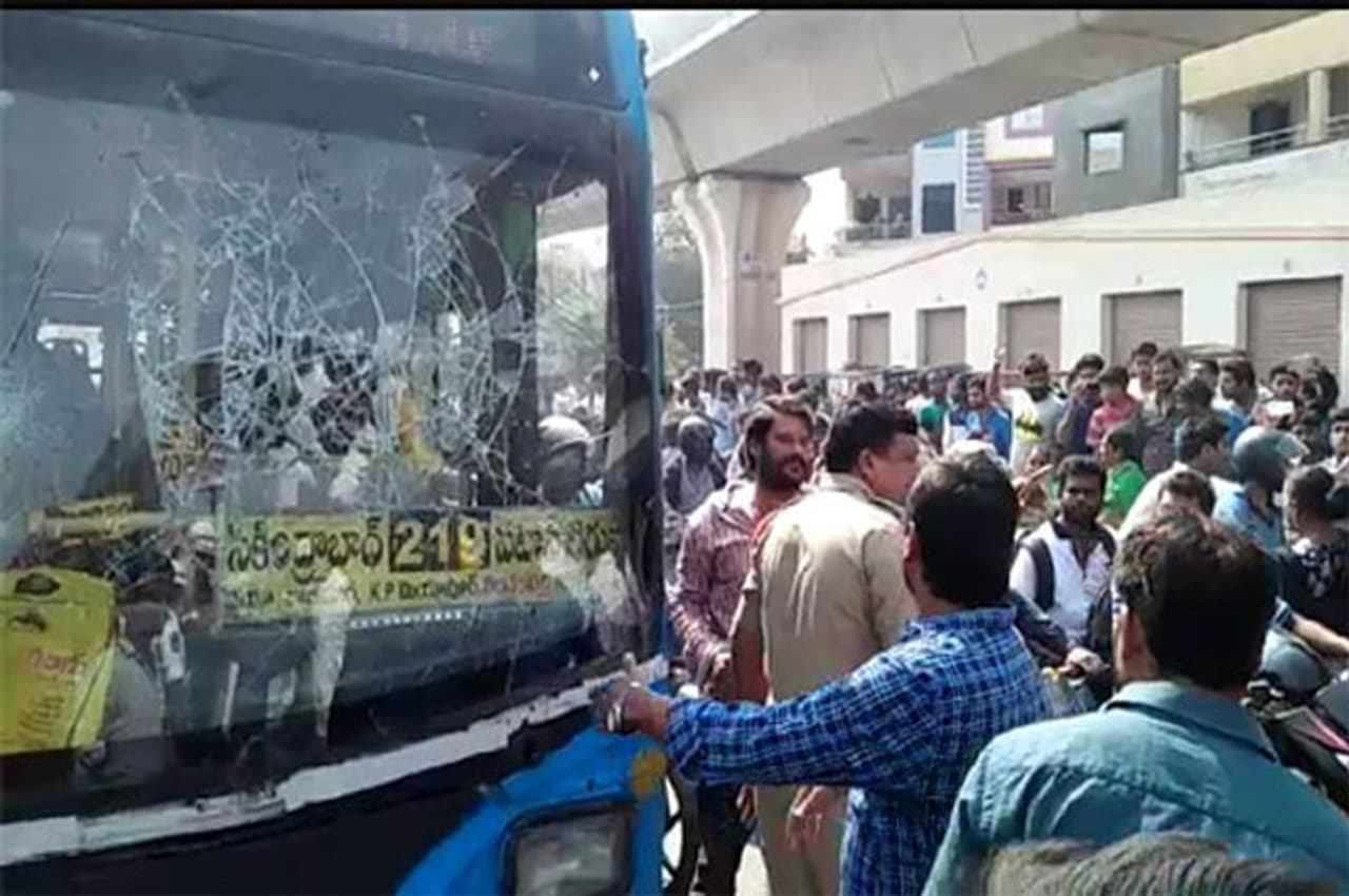 <p>:తెలంగాణలో ఆర్టీసీ బస్సుల ద్వారా అంతంత మాత్రమే ఆదాయం వస్తోంది. టిక్కెట్ల విక్రయం ద్వారా వచ్చే ఆదాయం డీజీల్ ఖర్చులకు కూడ సరిపోవడం లేదు. ఇప్పటికే నష్టాల్లో ఉన్న ఆర్టీసీకి ఈ నష్టాలు గోరుచుట్టుపై రోకలిపోటు మాదిరిగా మారాయి.</p> <p>:తెలంగాణలో ఆర్టీసీ బస్సుల ద్వారా అంతంత మాత్రమే ఆదాయం వస్తోంది. టిక్కెట్ల విక్రయం ద్వారా వచ్చే ఆదాయం డీజీల్ ఖర్చులకు కూడ సరిపోవడం లేదు. ఇప్పటికే నష్టాల్లో ఉన్న ఆర్టీసీకి ఈ నష్టాలు గోరుచుట్టుపై రోకలిపోటు మాదిరిగా మారాయి.</p>