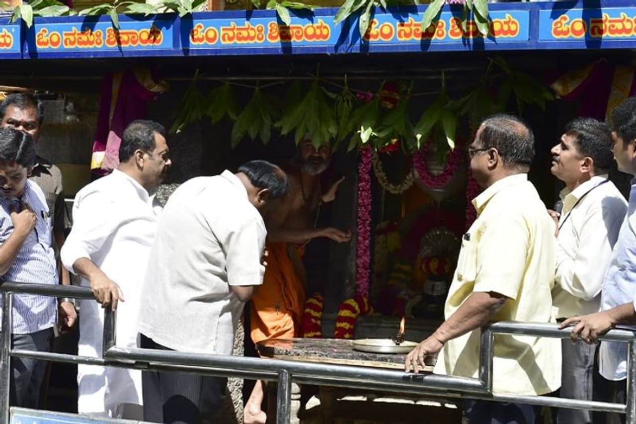 ಬೆಂಗಳೂರಿನಲ್ಲಿರುವ ಕಾಡು ಮಲ್ಲೇಶ್ವರ ದೇವಸ್ಥಾನಕ್ಕೆ ಸಿಎಂ ಭೇಟಿ ಬೆಂಗಳೂರಿನಲ್ಲಿರುವ ಕಾಡು ಮಲ್ಲೇಶ್ವರ ದೇವಸ್ಥಾನಕ್ಕೆ ಸಿಎಂ ಭೇಟಿ