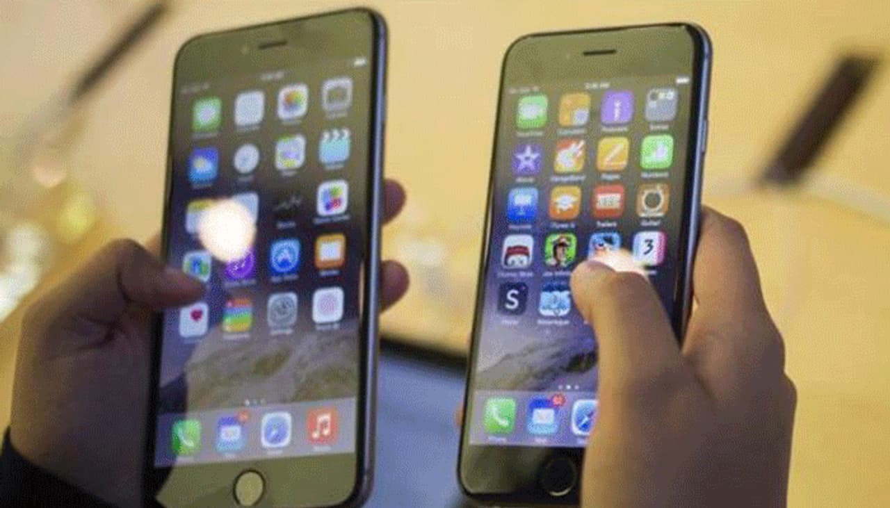 న్యూఢిల్లీ: సమాచార సాంకేతిక విప్లవం సమాజ జీవన విధానంలో సమూల మార్పులు చేసింది. ప్రత్యేకించి గత దశాబ్ది కాలంలో విపణిలో అడుగు పెట్టిన స్మార్ట్‌ఫోన్‌ మన ప్రపంచాన్ని కుగ్రామంగా మార్చేసింది. అమెజాన్‌ ప్రైమ్‌లోనో, నెట్‌ఫ్లిక్స్‌లోనో కొత్త సినిమా చూసేస్తున్నాం. తందూరి చికెనైనా.. చింతకాయ పచ్చడైనా.. ఆర్డర్ చేసిన క్షణాల్లో ఇంటికొచ్చేస్తోంది..