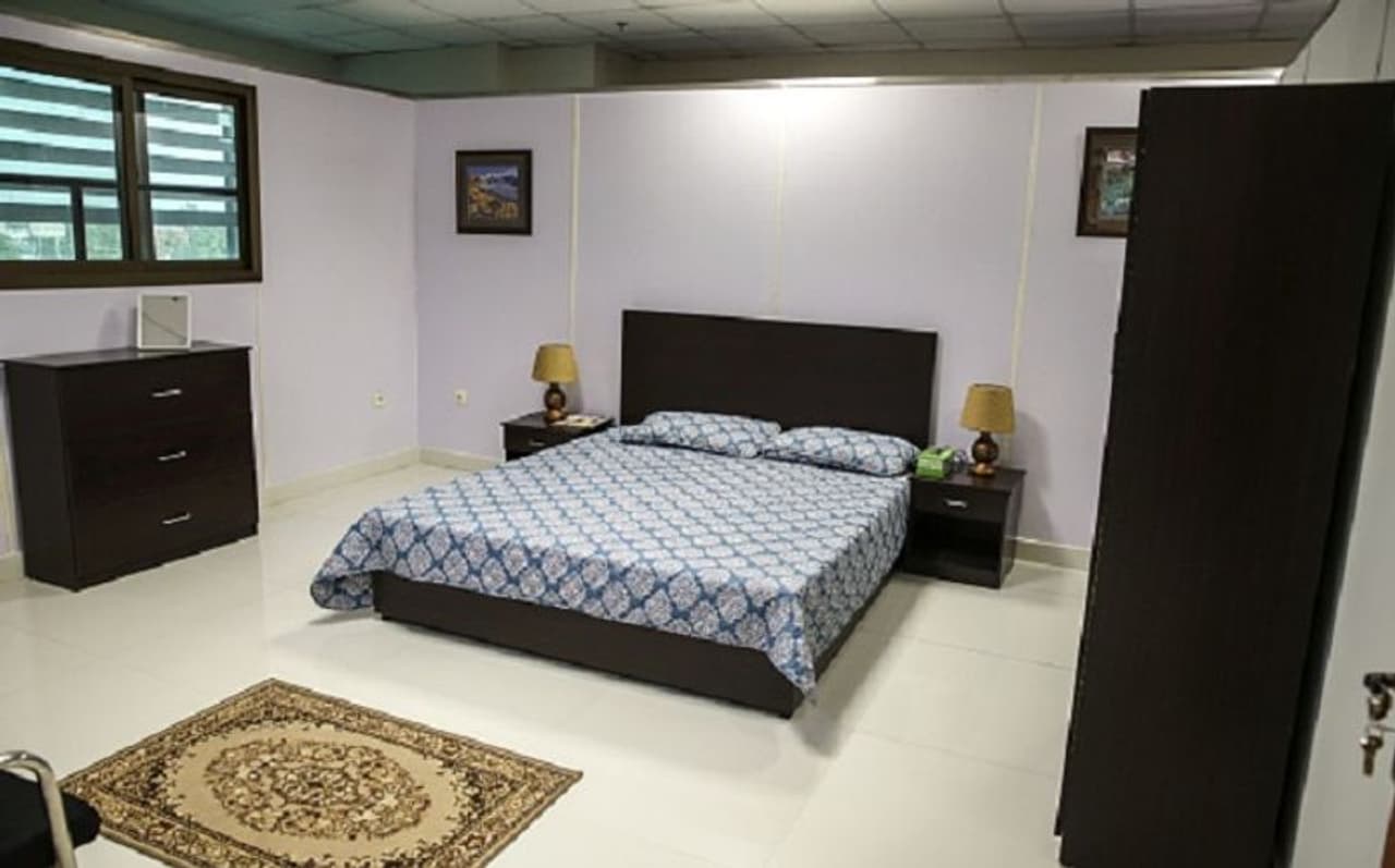 <p>ಮೊದಲ ಹಂತವು ಮನೆಯ ಕಾಯಿಲೆಗಳನ್ನು ಕಂಡುಹಿಡಿಯುವುದು. ಮನೆ ಟಿ ಆಕಾರದಲ್ಲಿದ್ದರೆ ಮತ್ತು ಮುಖ್ಯ ಕಟ್ಟಡವು ಕಥಾವಸ್ತುವಿನ ಆಗ್ನೇಯ ದಿಕ್ಕಿನಲ್ಲಿದ್ದರೆ, ಅದು ಉತ್ತಮ ಶಕ್ತಿಗಳ ವಿಭಜನೆಗೆ ಕಾರಣವಾಗುತ್ತದೆ, ಅದು ಸಂಗಾತಿಯನ್ನು ತೃಪ್ತಿಗಾಗಿ ಎಲ್ಲೆ ಮೀರಿ ಹೋಗಲು ಕಾರಣವಾಗಬಹುದು.&nbsp;</p>