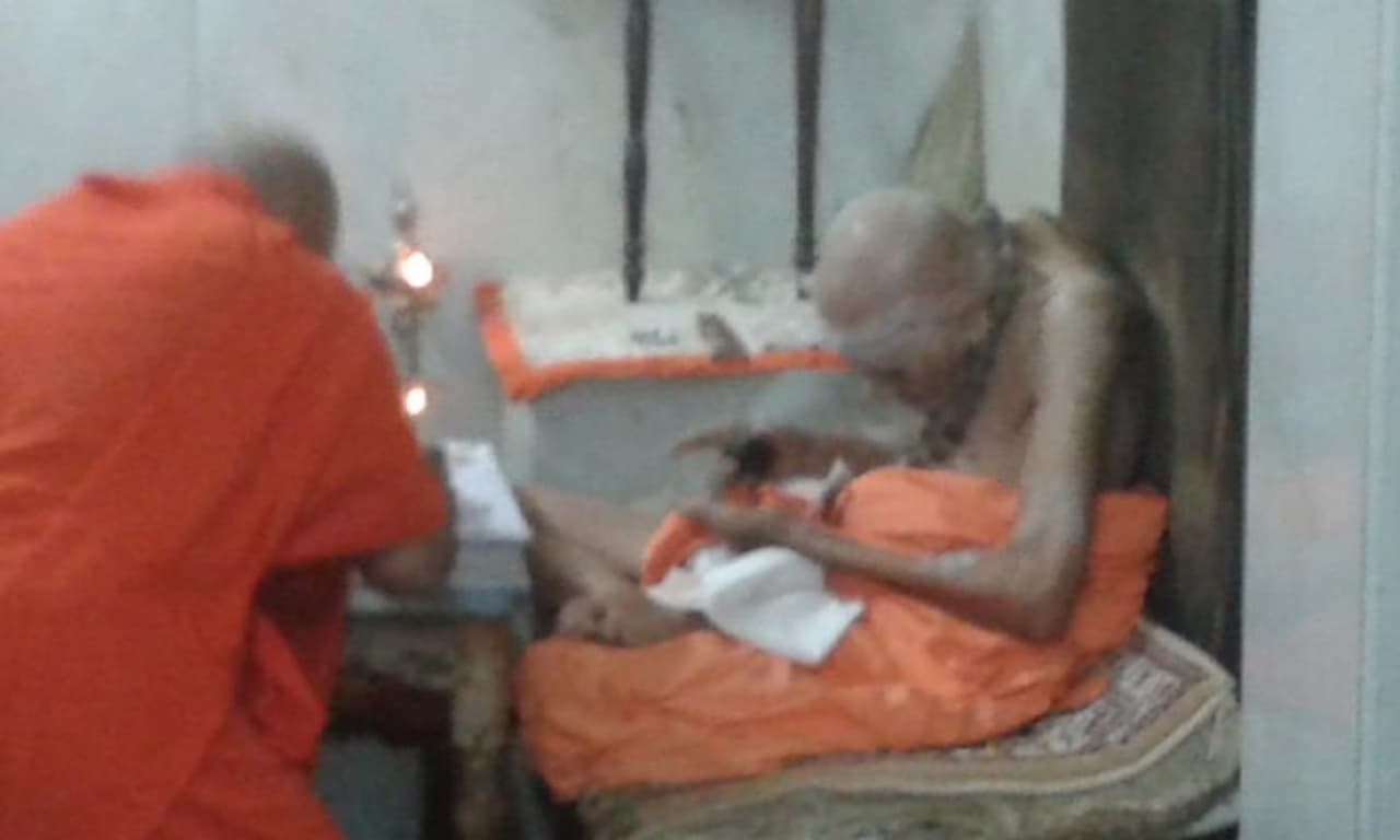 ನಡೆದಾಡುವ ದೇವರು ಸಿದ್ಧಗಂಗಾ ಶ್ರೀ ಶಿವಕುಮಾರ ಸ್ವಾಮೀಜಿ ಅವರನ್ನು ಅಗತ್ಯ ಚಿಕಿತ್ಸೆಗೆ ಚೆನ್ನೈಗೆ ಕರೆದೊಯ್ಯಲಾಗಿದೆ. ನಡೆದಾಡುವ ದೇವರು ಸಿದ್ಧಗಂಗಾ ಶ್ರೀ ಶಿವಕುಮಾರ ಸ್ವಾಮೀಜಿ ಅವರನ್ನು ಅಗತ್ಯ ಚಿಕಿತ್ಸೆಗೆ ಚೆನ್ನೈಗೆ ಕರೆದೊಯ್ಯಲಾಗಿದೆ.